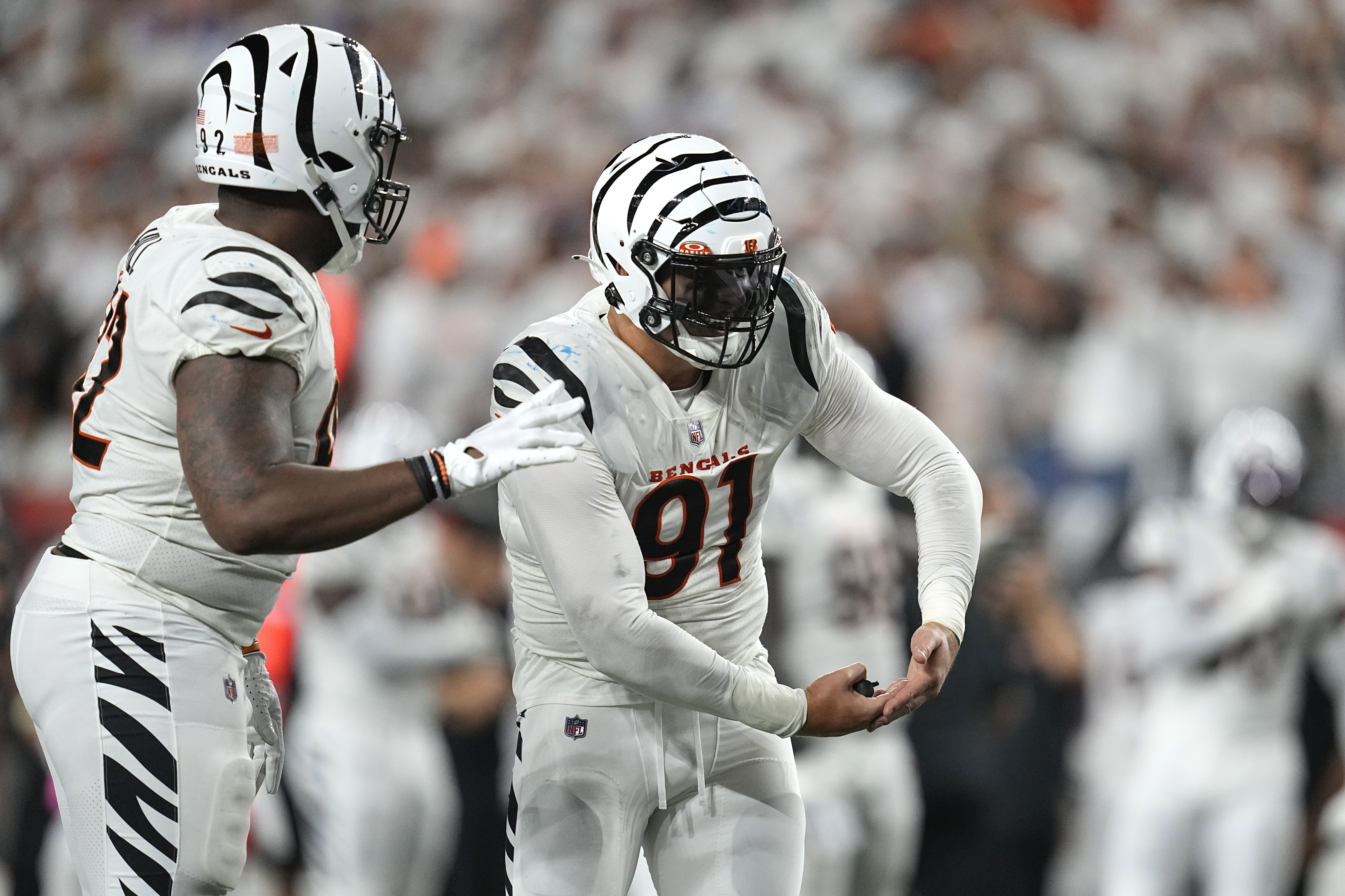 Joe Burrow, Bengals hang on vs. Rams on MNF for first win