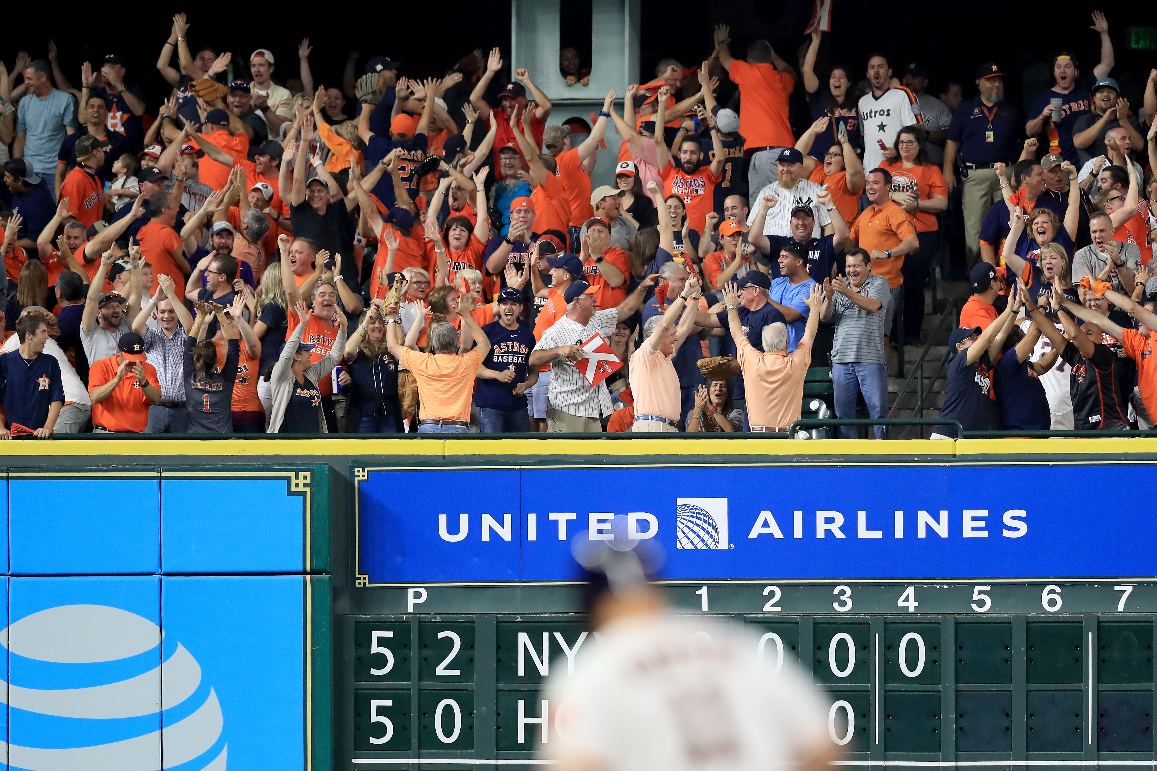 Astros' Evan Gattis hits 2 solo home runs