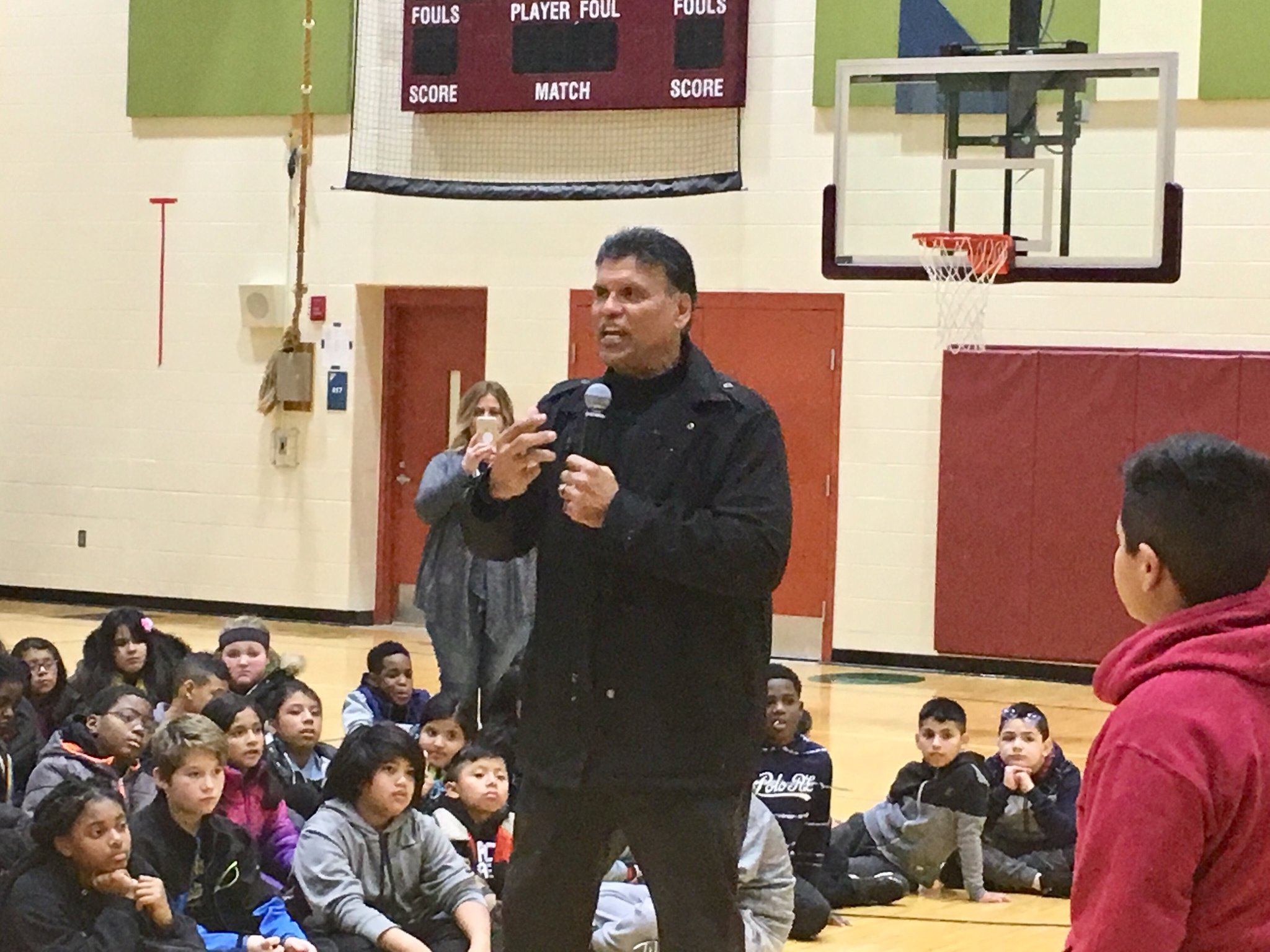 Hall-of-Famer Anthony Munoz giving back to Hispanic community