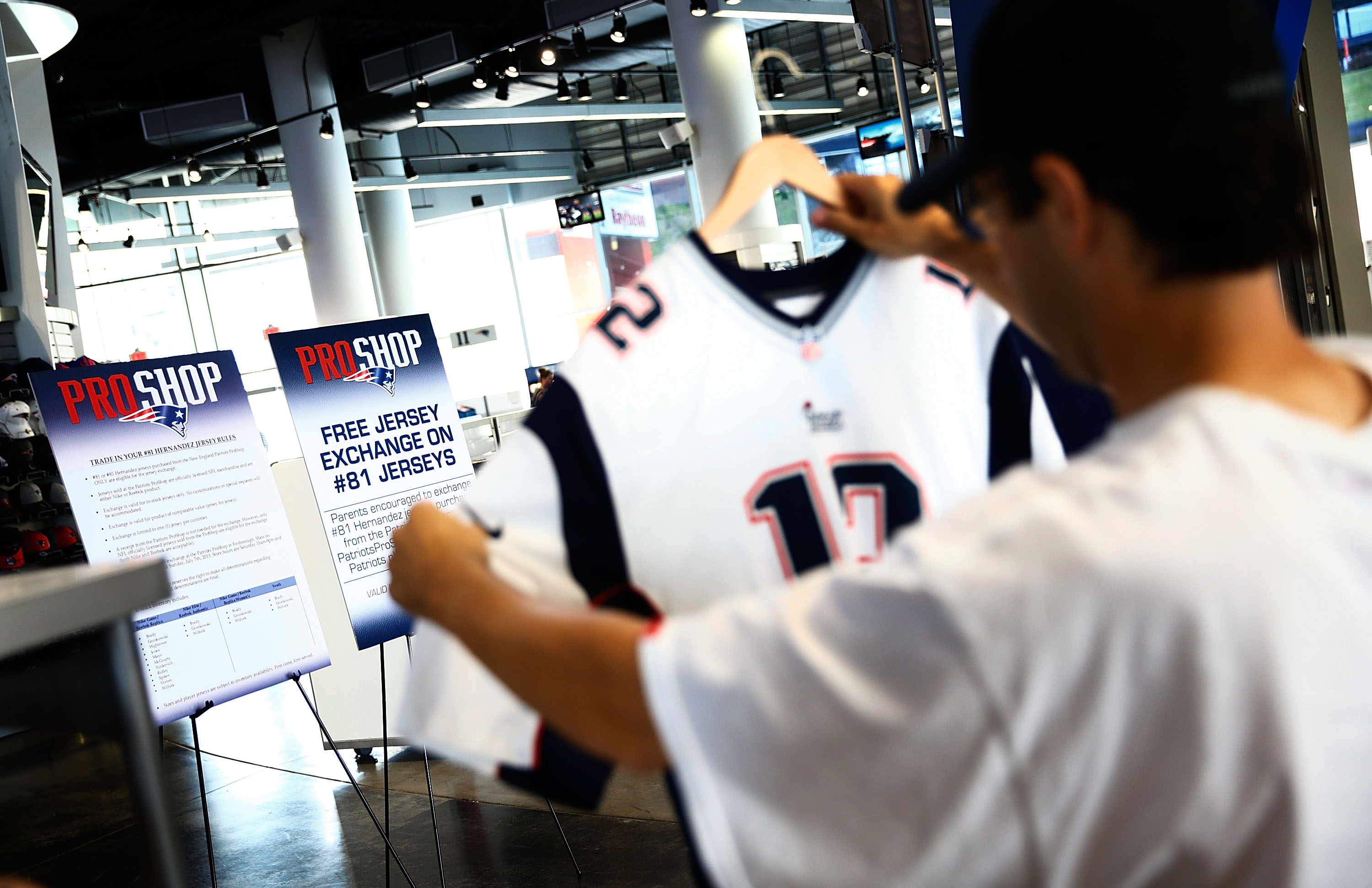 Patriots ProShop to offer free exchange on Hernandez jerseys