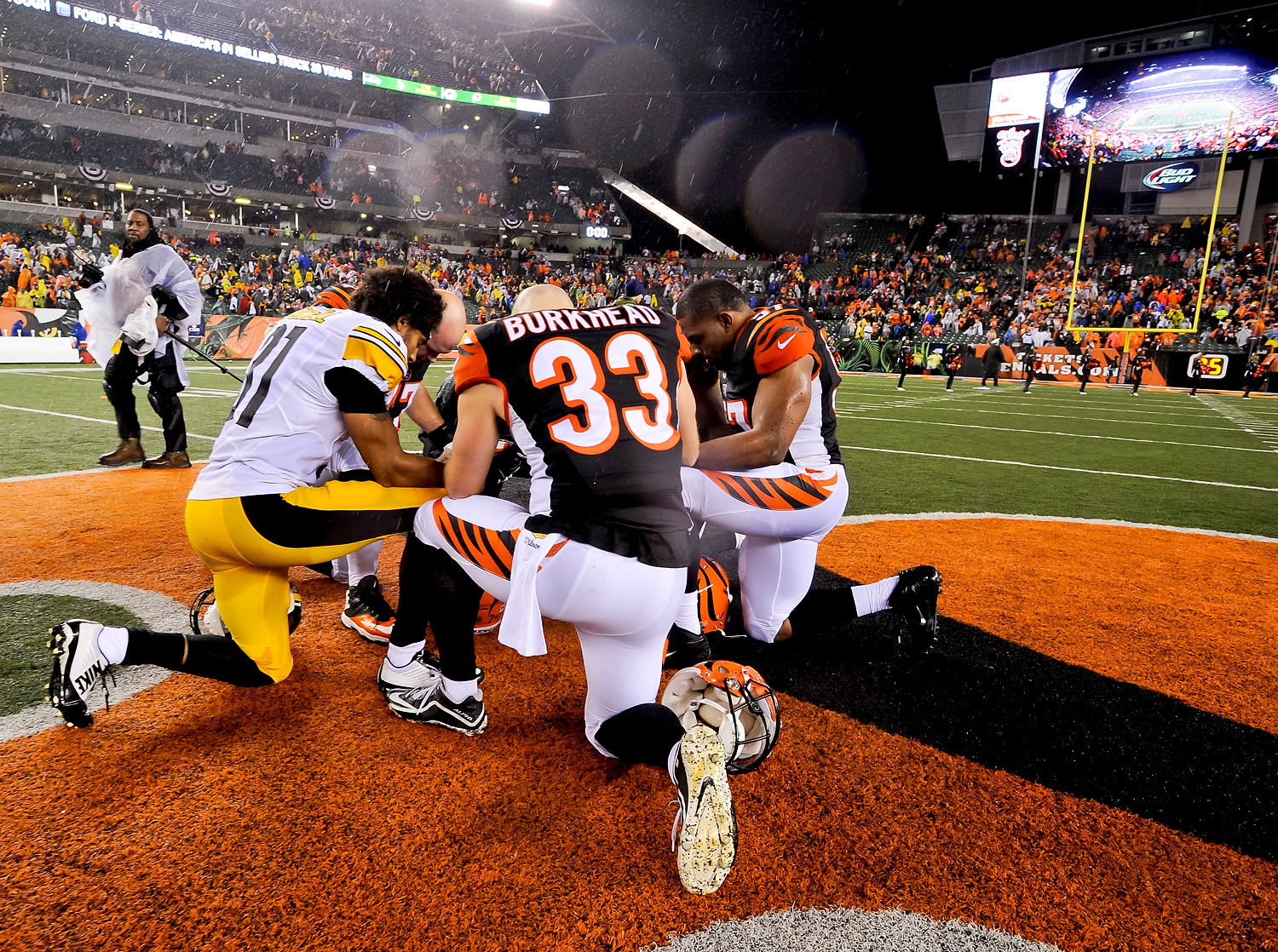 Moment of prayer goes viral after ugly Steelers-Bengals contest