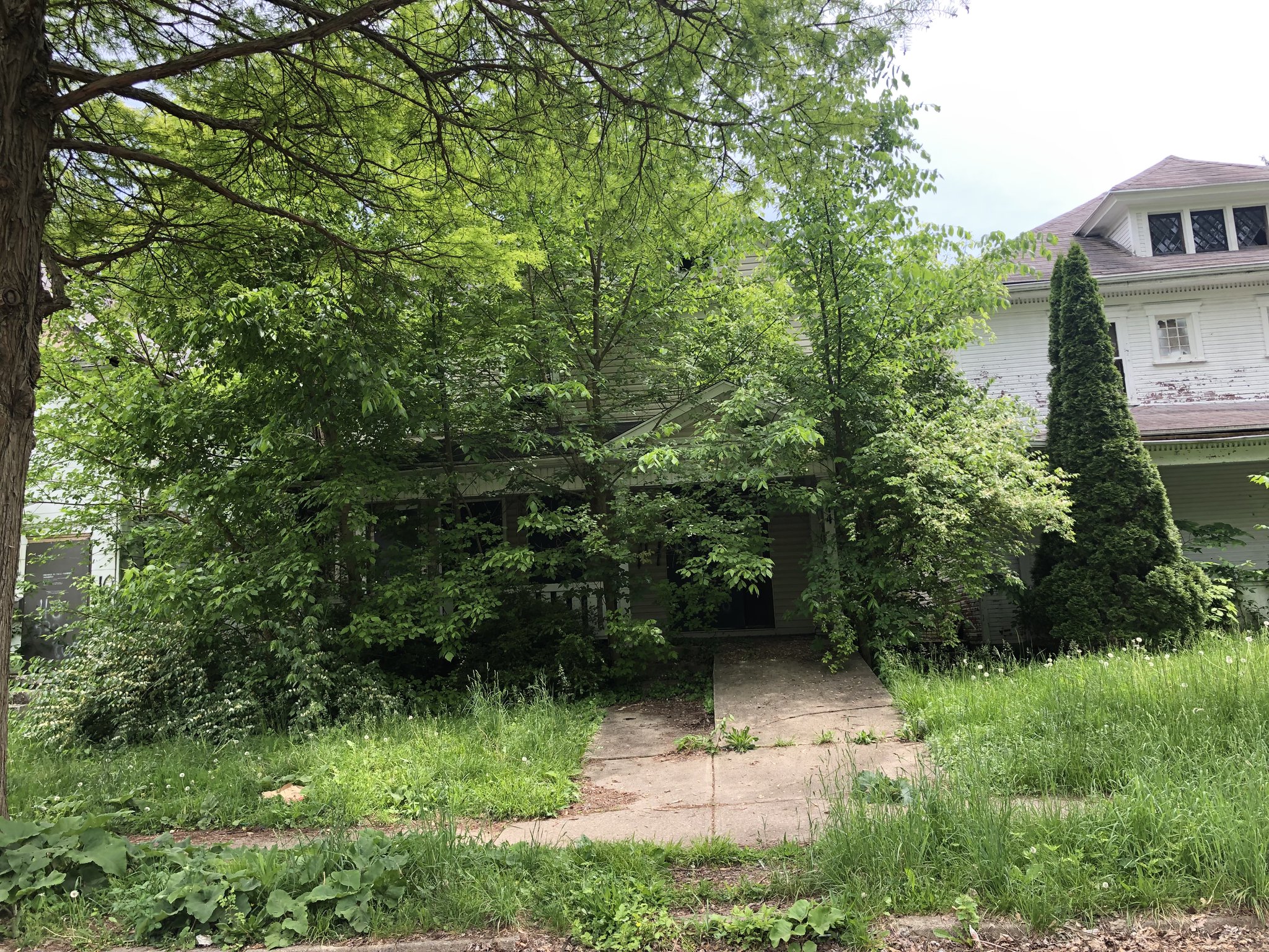 The Fountain Avenue neighborhood in Dayton was hard hit by the foreclosure crisis and has not recovered. Houses all along the street are dilapidated, with broken windows, overgrown yards and boards nailed over doors and windows. PHOTOS by Lynn Hulsey