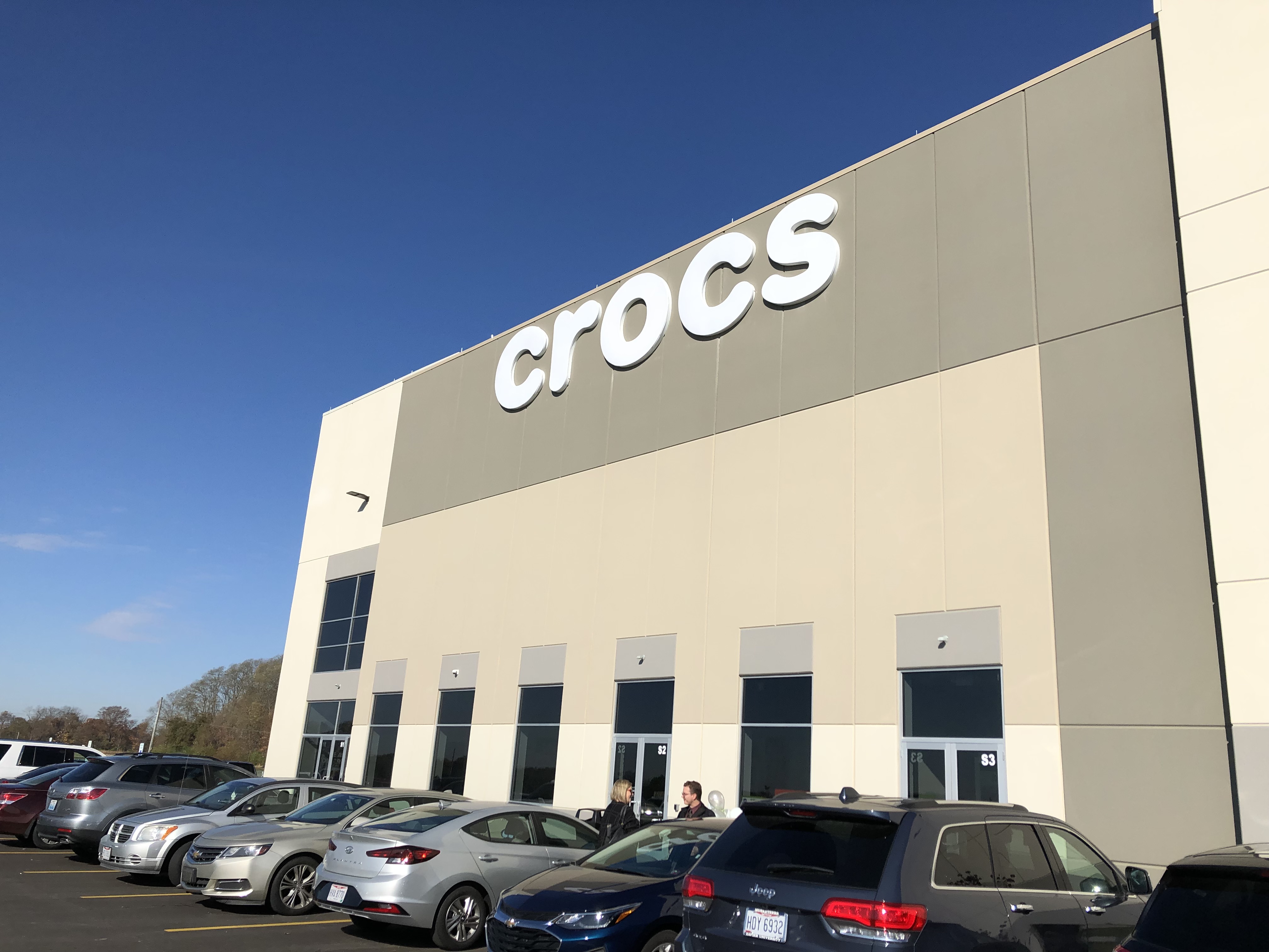 Iluminar vestido hélice Crocs opens new North American distribution center in Dayton