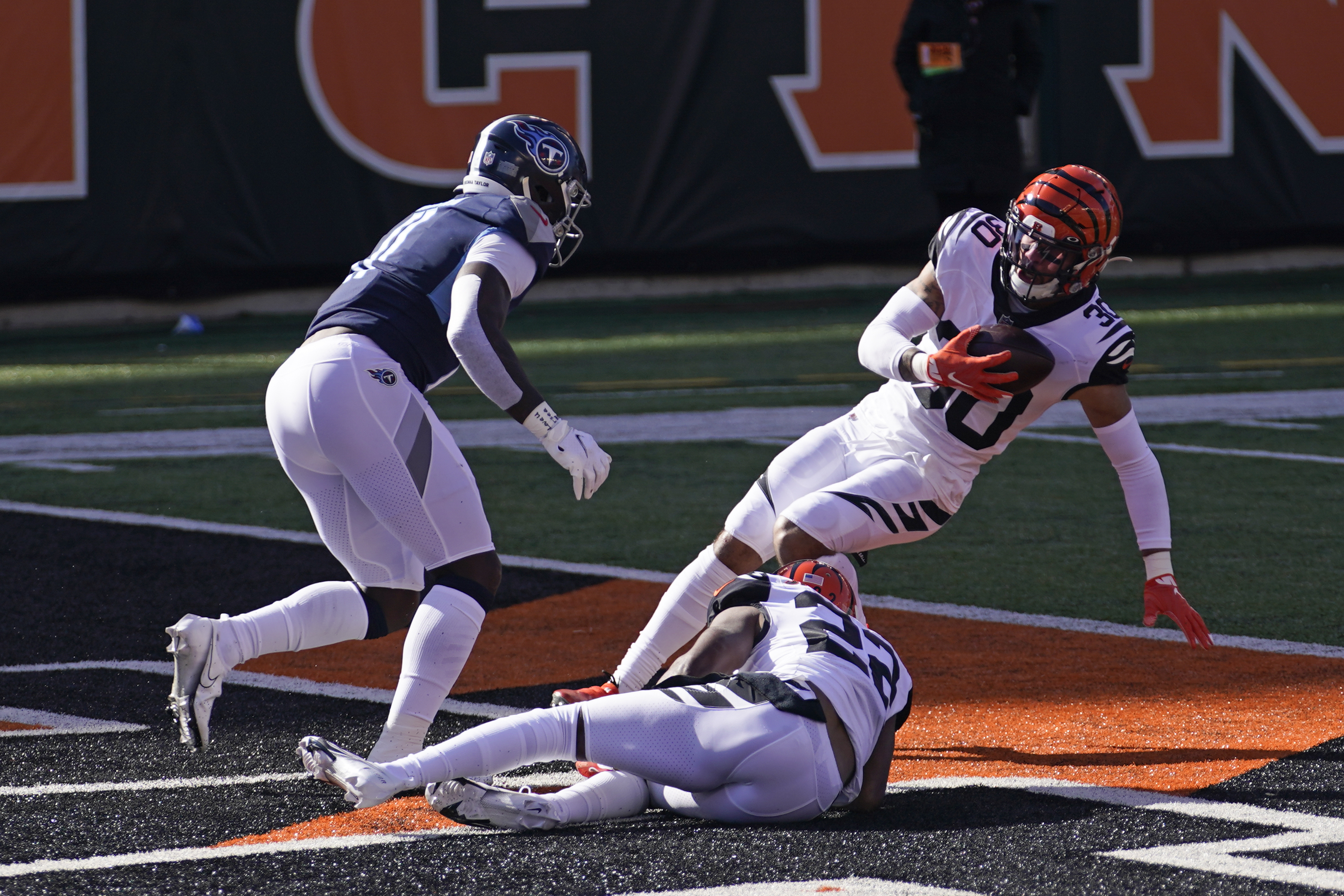 Jessie Bates intercepts Tannehill on Titans' first play vs. Bengals