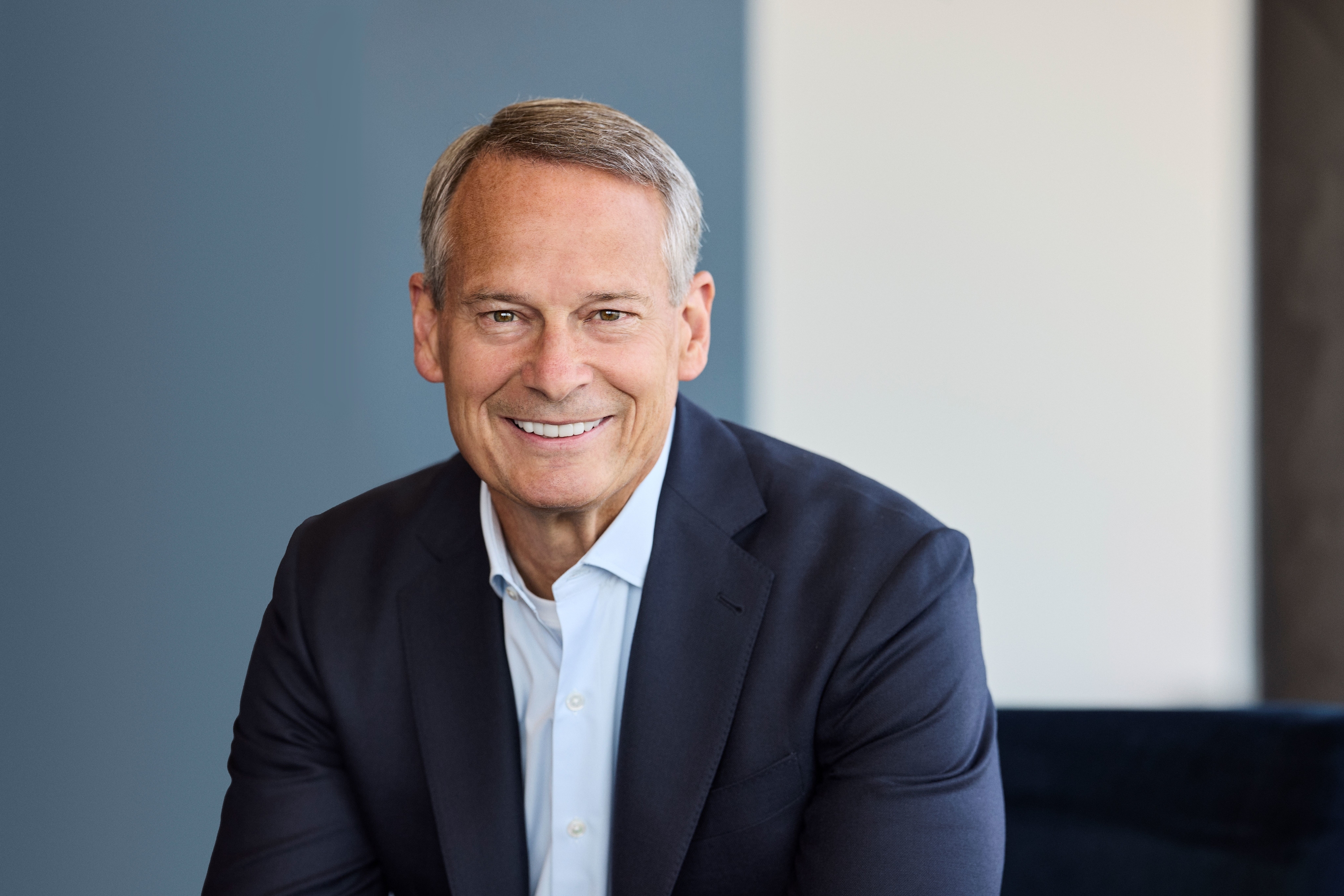 Schwab CEO Walt Bettinger to retire by year-end - Pensions & Investments