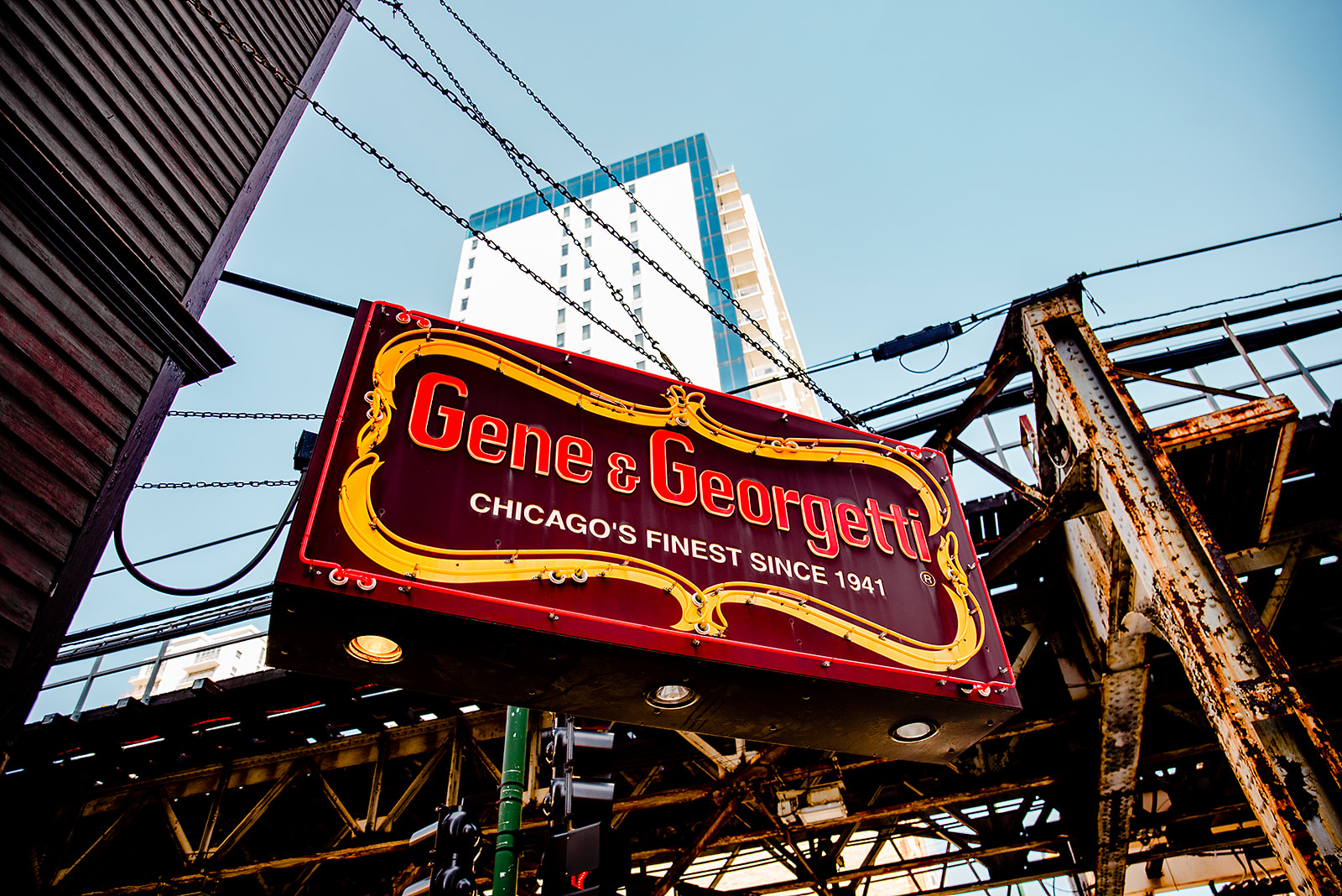 Gene & Georgetti sues concessions operator over Midway Airport outpost