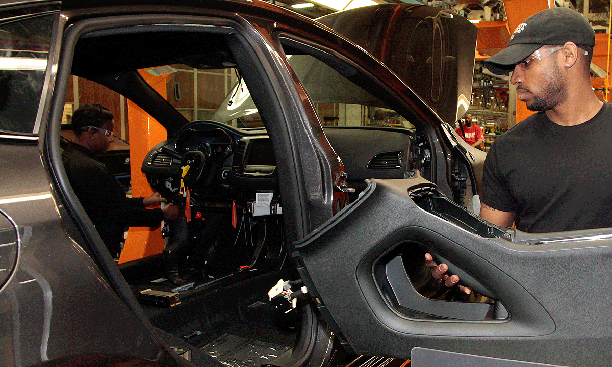 New FCA-UAW contract deal would raise Tier 2 pay to $29 an hour, report  says - Automotive News