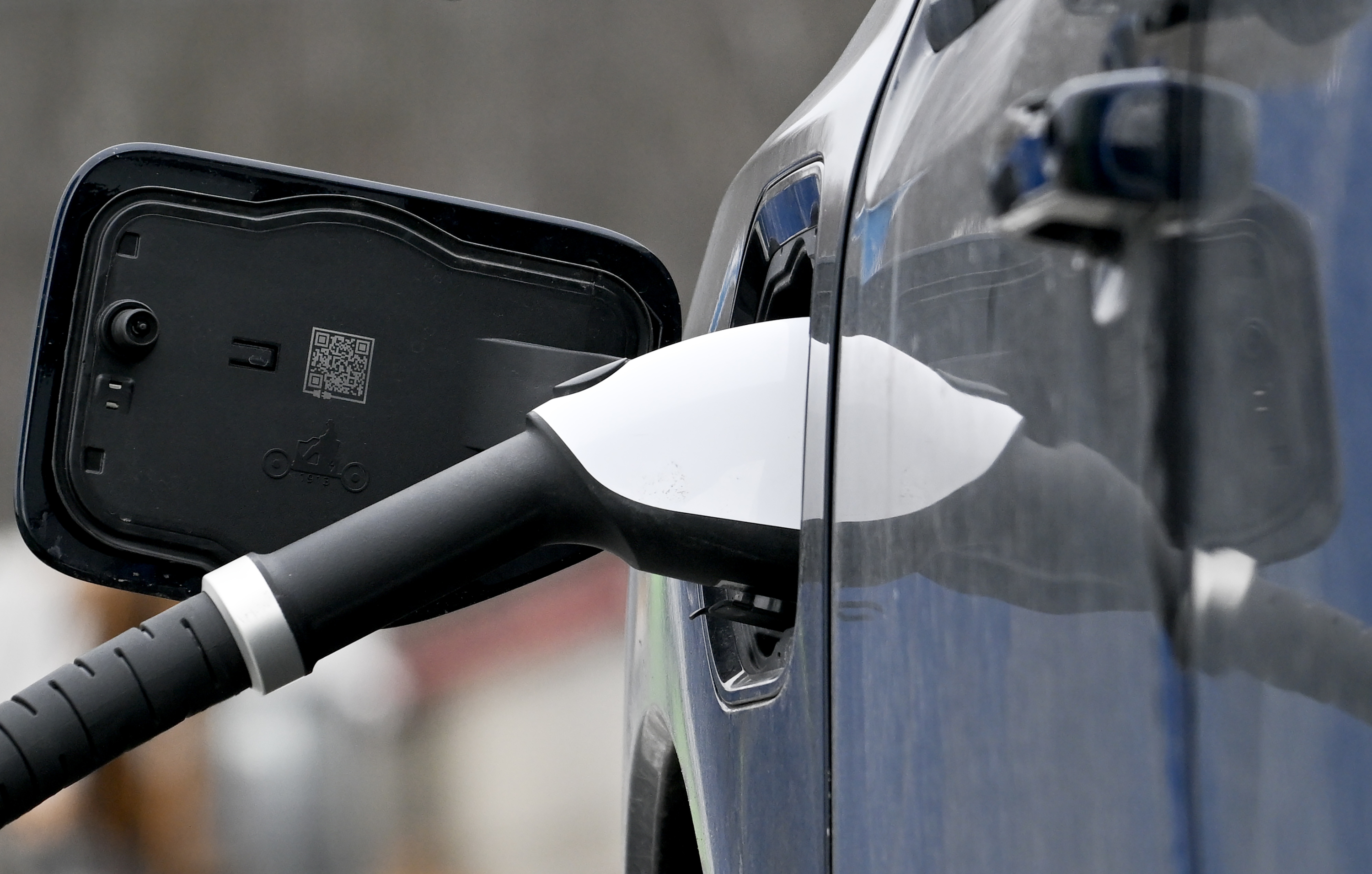 EVs cut life-cycle emissions by 73% versus ICE cars, study finds - Automotive News