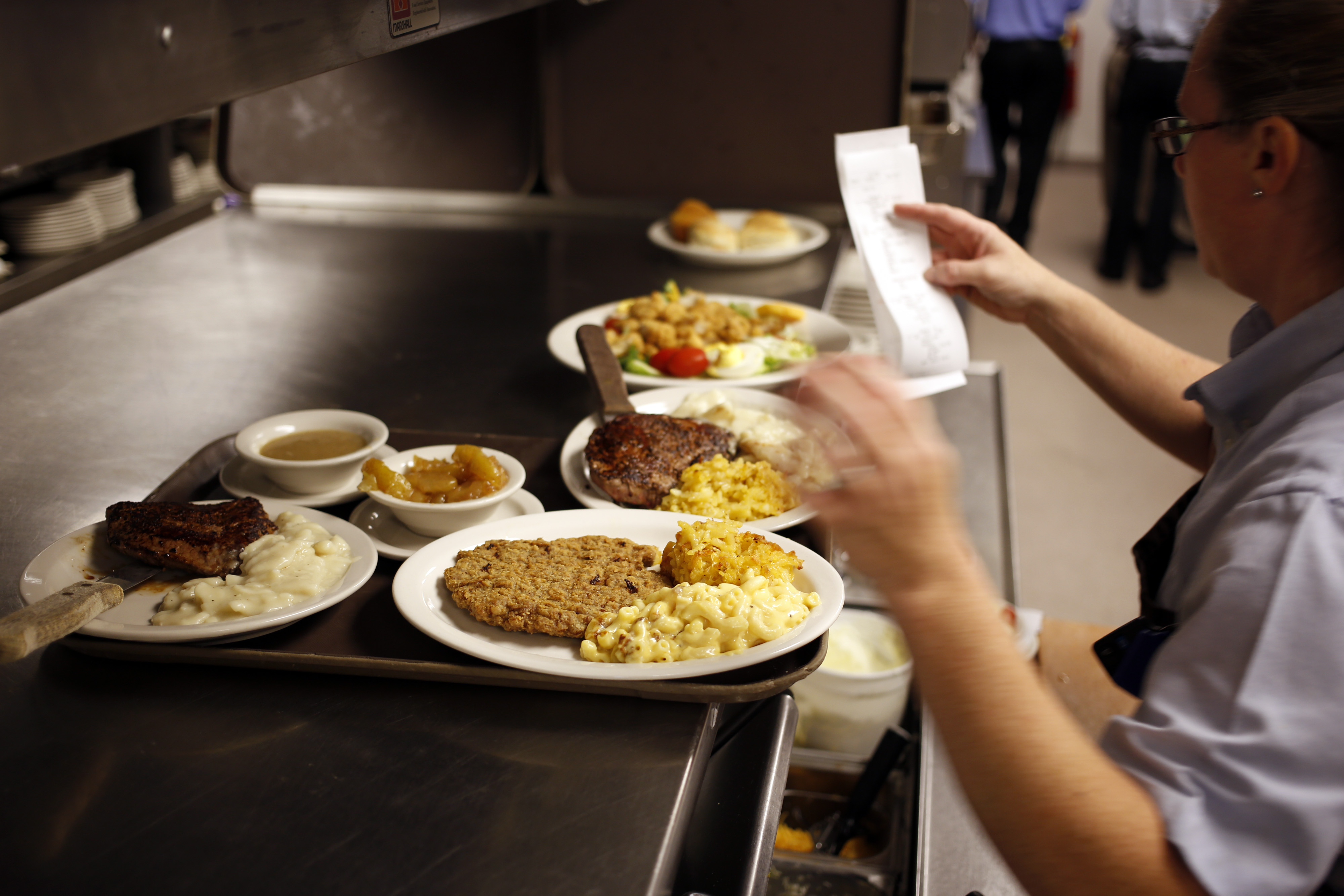 Chicago delays tipped wage phaseout after restaurant pushback