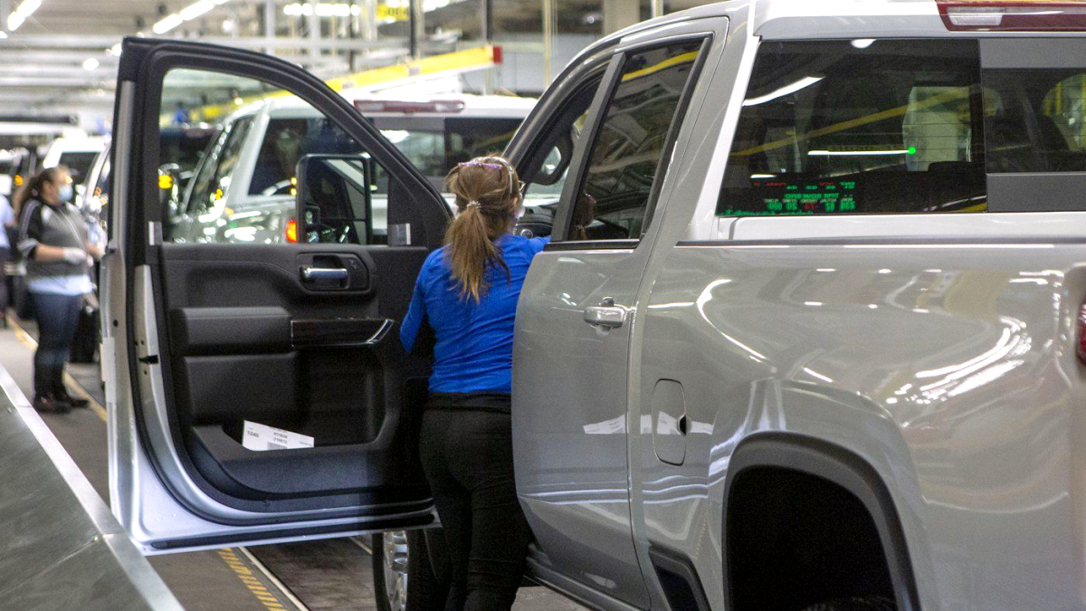 Canadian manufacturing PMI falls as trade tensions dent output, new orders