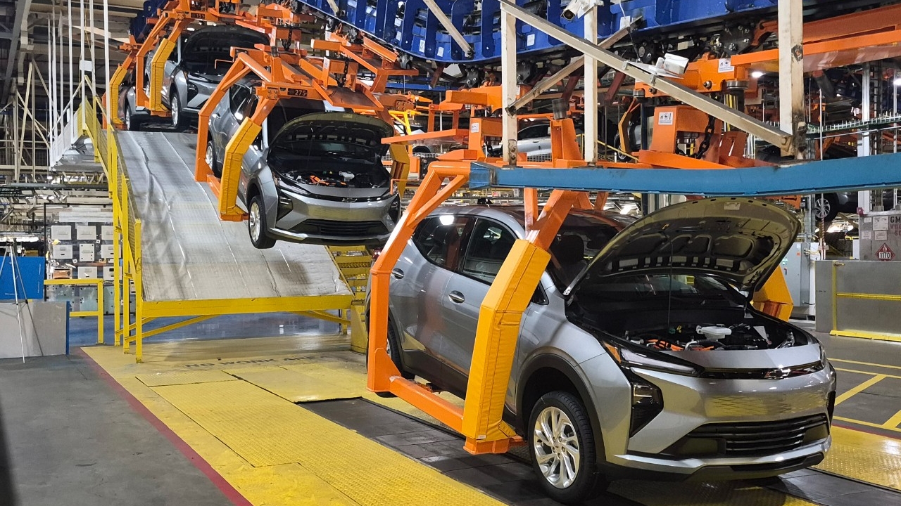 Why GM is building the Bolt EV in batches of 30 at a time