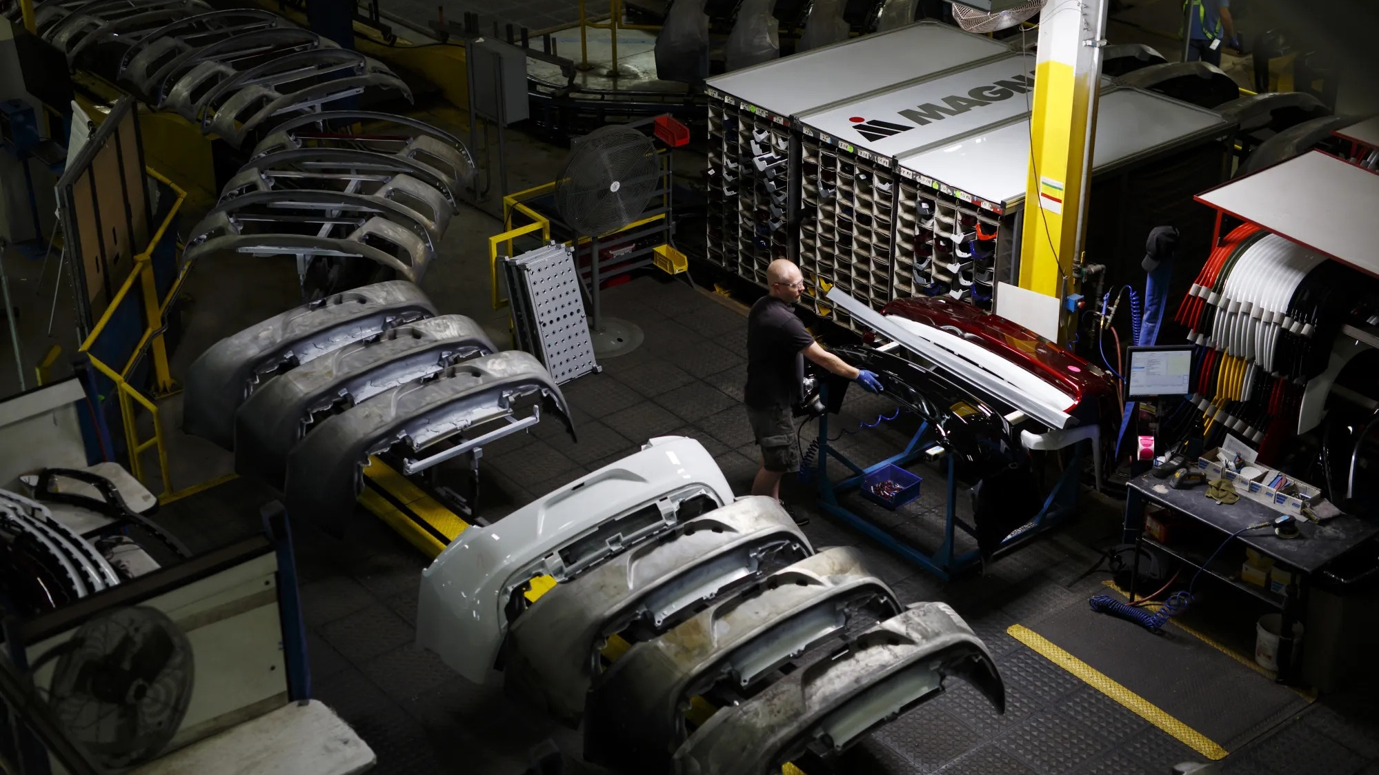 Automakers strengthen supplier ties as costs surge, study shows
