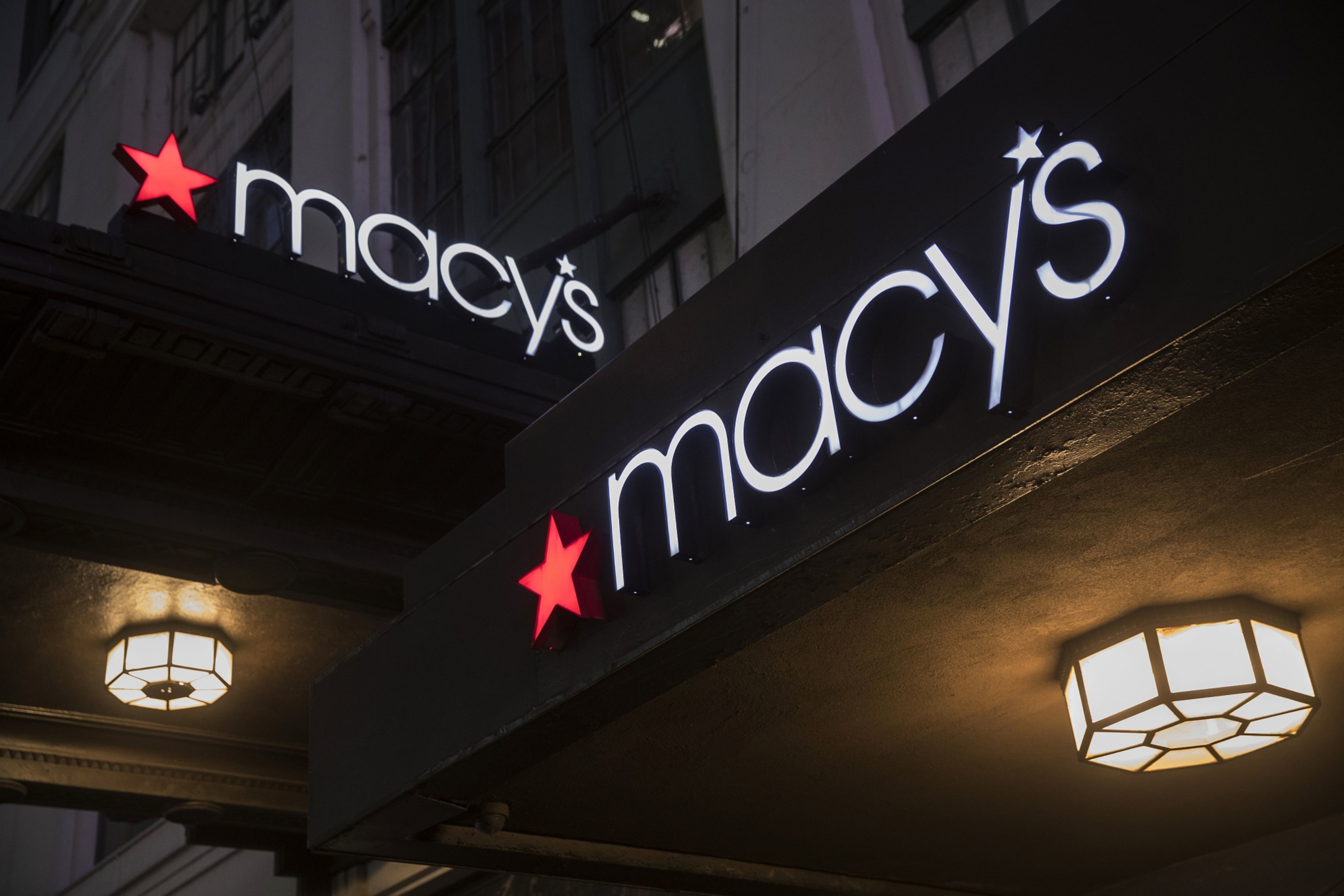 1 News Article Image Macy's Inc. fällt, da das langsamere Wachstum im Online-Bereich die Anleger beunruhigt.