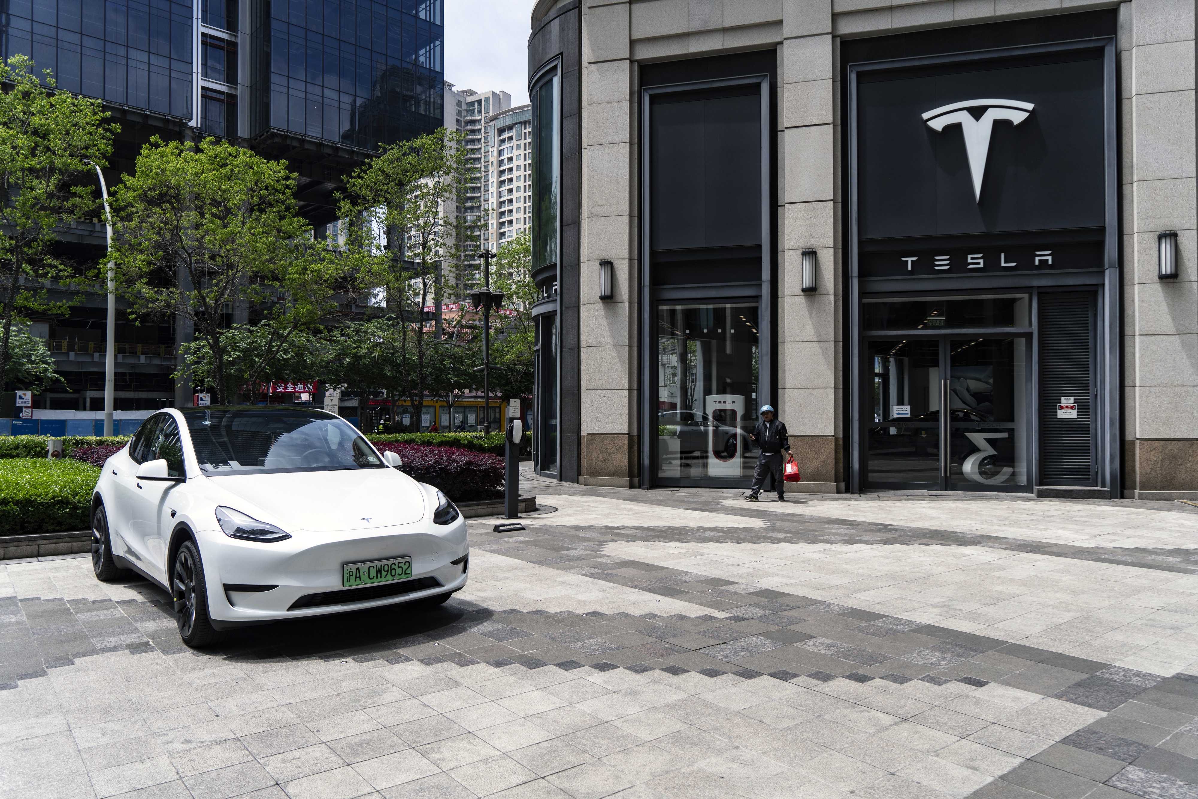 Tesla deliveries fall short in 2024 despite Q4 discounts - Automotive News