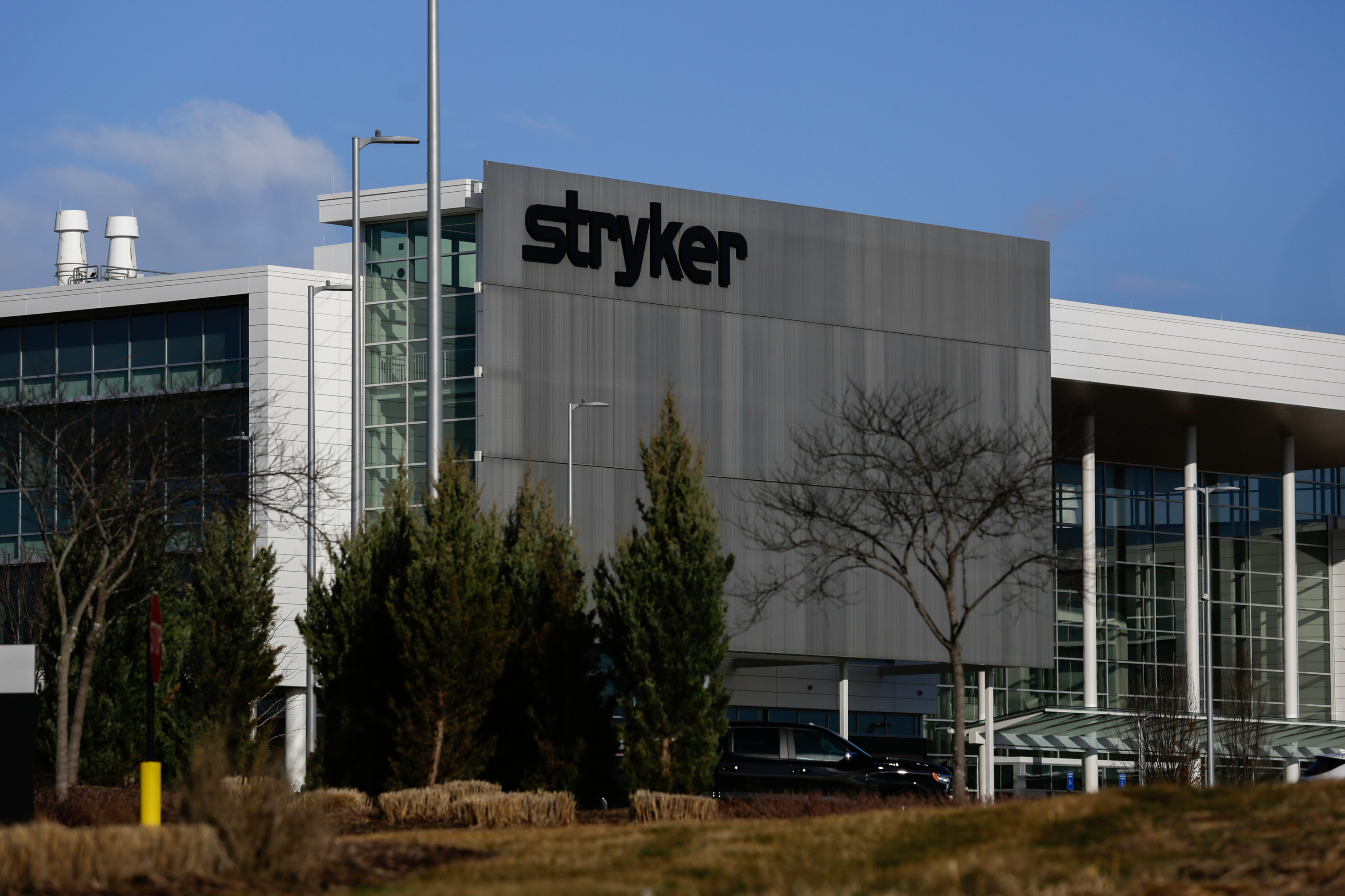 0 News Article Image Кибератака на Stryker замедляет рост до 2,6%, так как отгрузки останавливаются