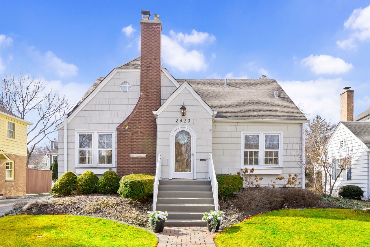 High demand pushes Chicago-area home prices to record levels
