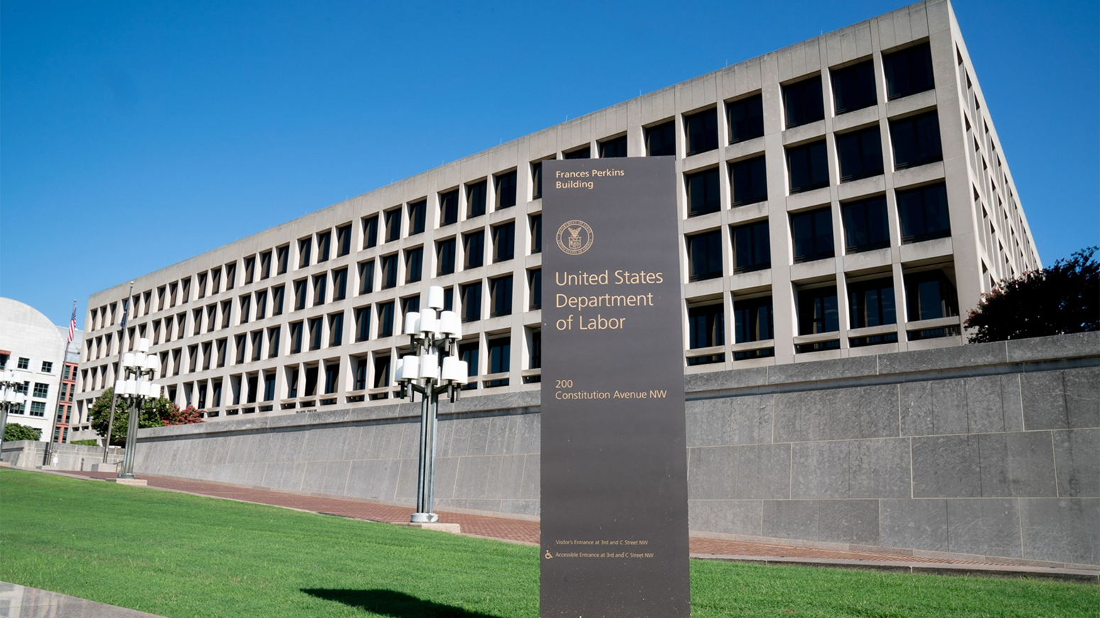 New Rule Opens 401(k)s to Reeling Private Credit