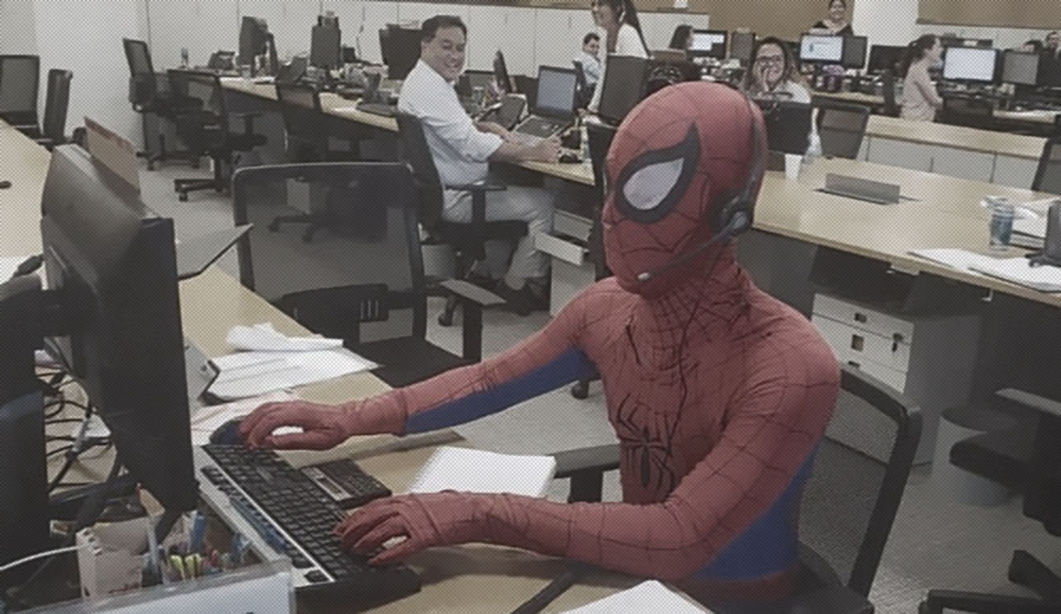 Empleado renuncia y se disfraza de Spider-Man para pasar su último día en l...