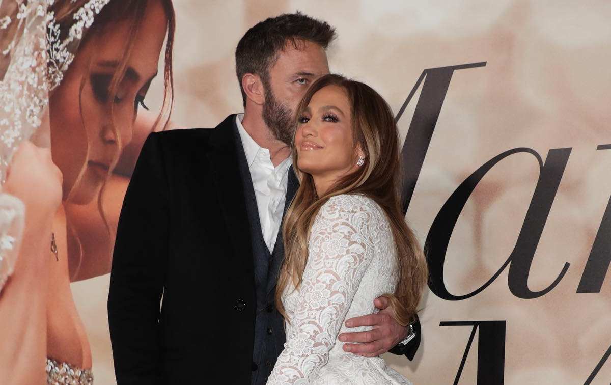 Jennifer Lopez usó un (moderno) vestido de novia para el estreno de 'Marry  Me'