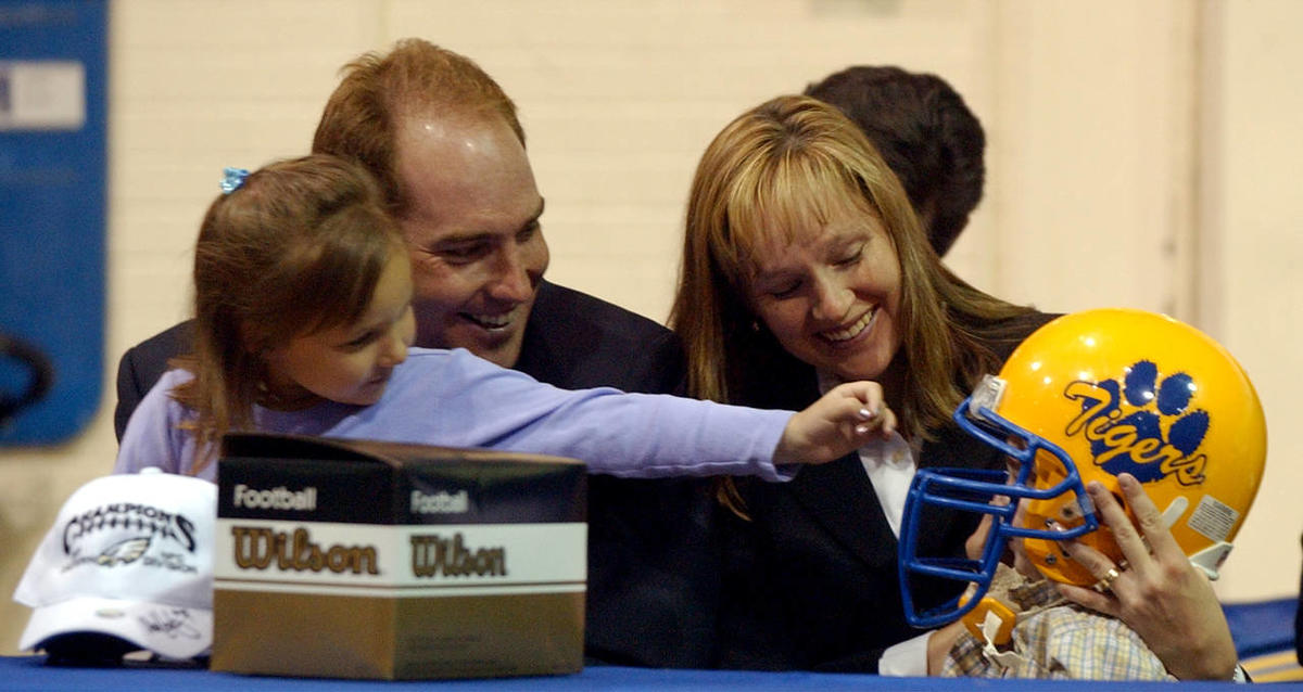 Wife Michele joins BYU great Chad Lewis in Utah Sports Hall of