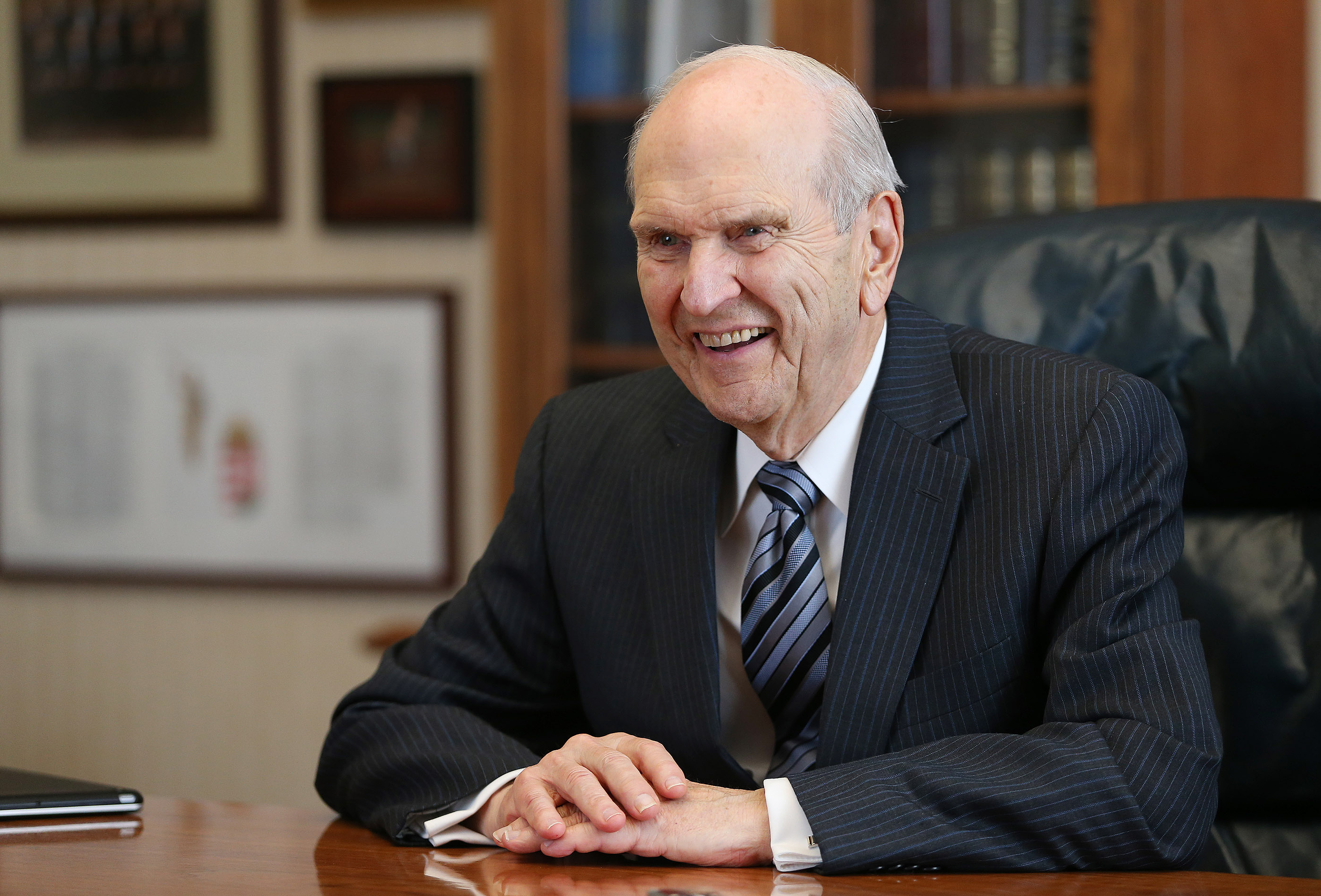 How tall is deals russell m nelson