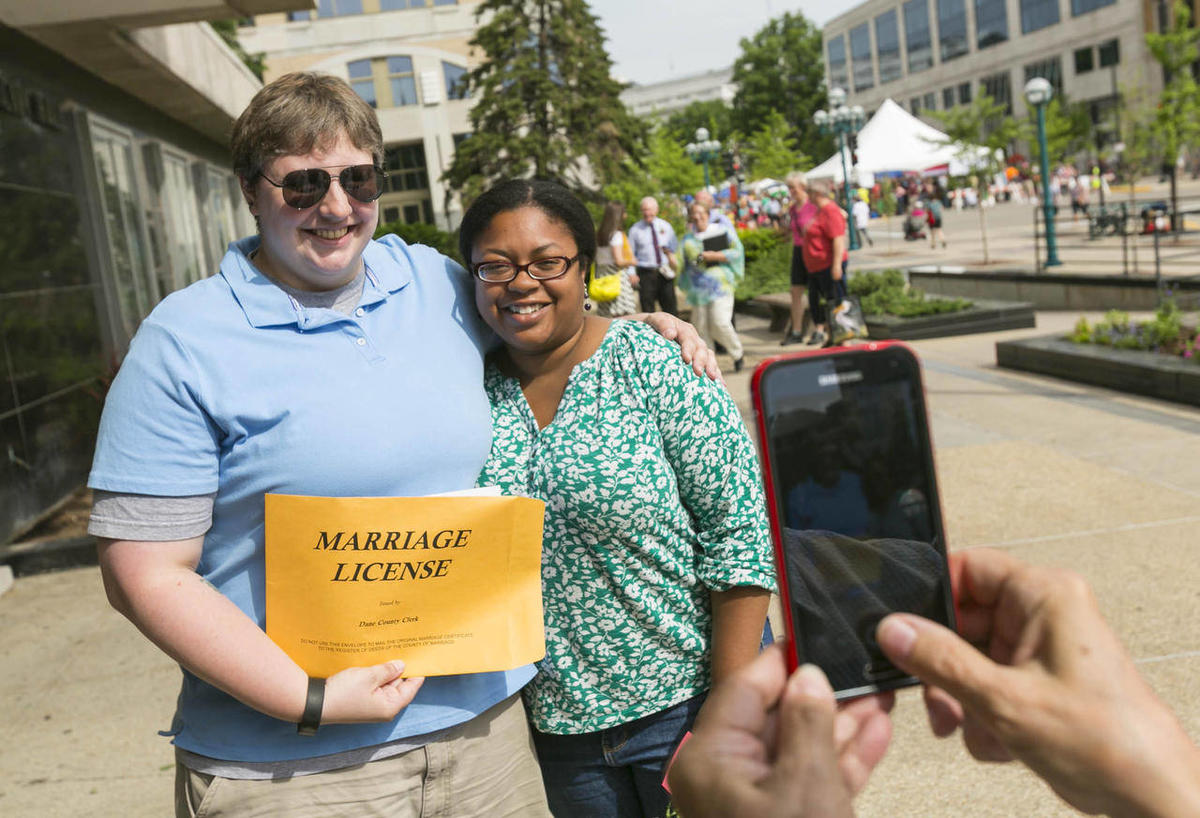 Hundreds of couples rush to marry in Wisconsin | MPR News, image size:1200x818