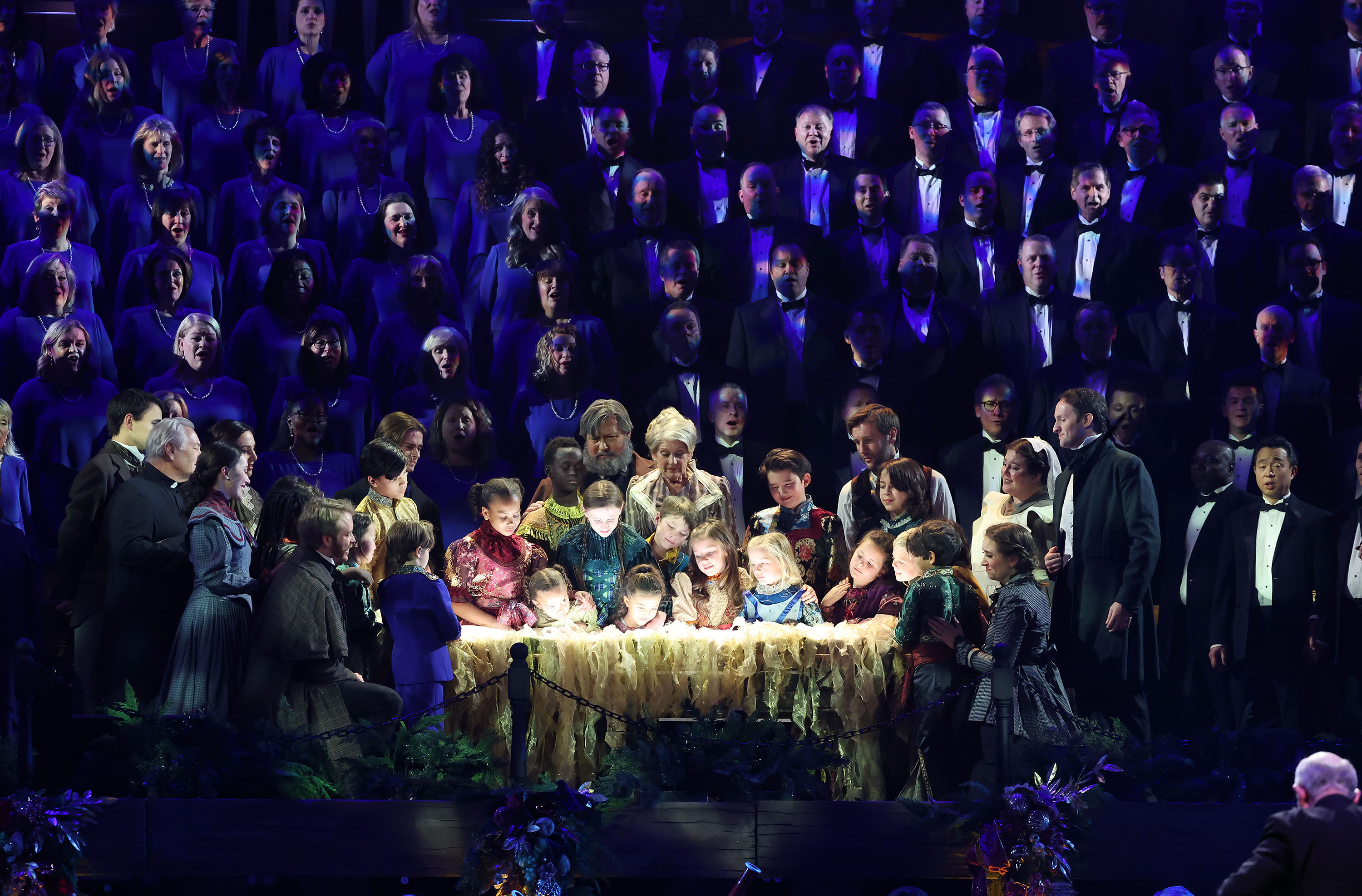 mormon tabernacle choir christmas concert dress code Review: Mormon Tabernacle Choir celebrates the gifts of Christmas