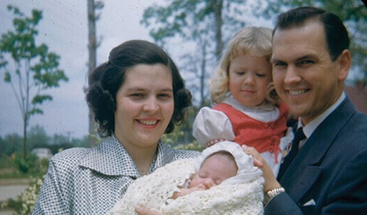 Presidente Russell M. Nelson compartió fotos de su familia en honor al Día de la Madre el domingo 10 de mayo de 2020. Desde la izquierda, una foto de la hermana Dantzel Nelson, Wendy, Marsha y el presidente Nelson tomada en 1951 en Washington D.C.Crédito: Russell M. Nelson Facebook