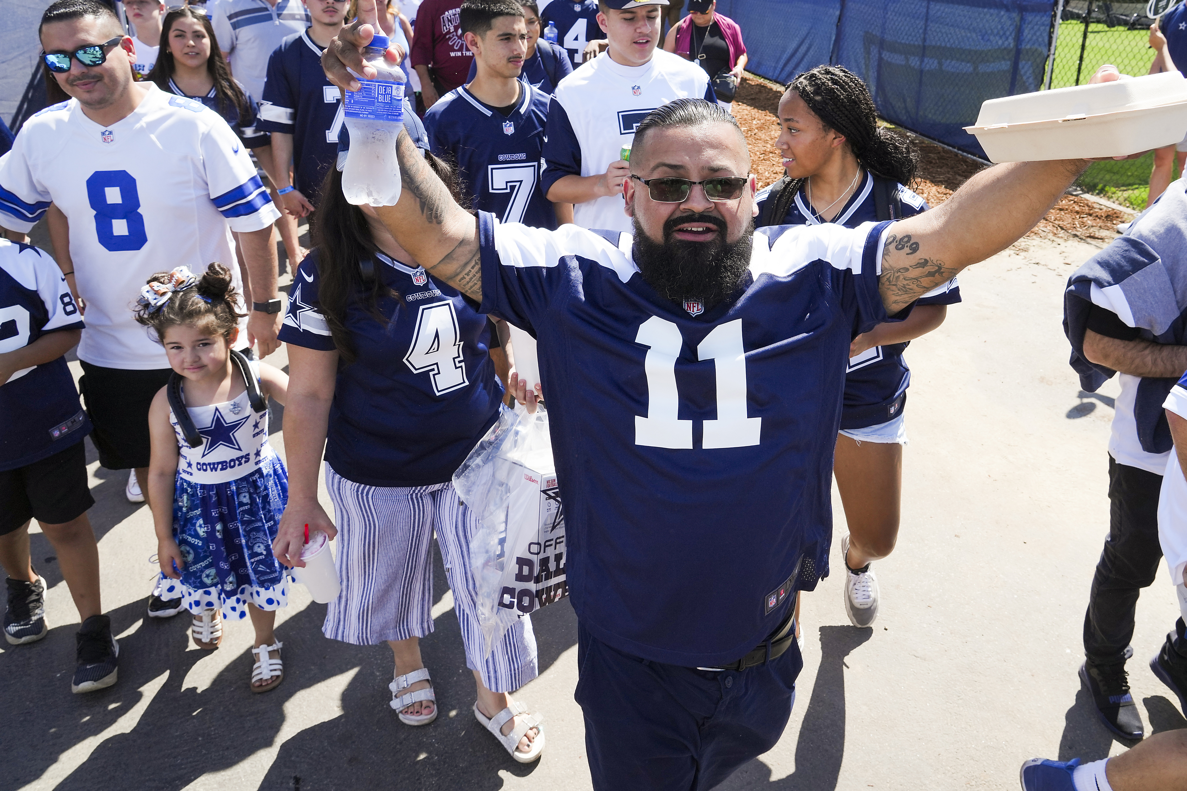 WATCH: Cowboys fans tailgate ahead of divisional playoff game