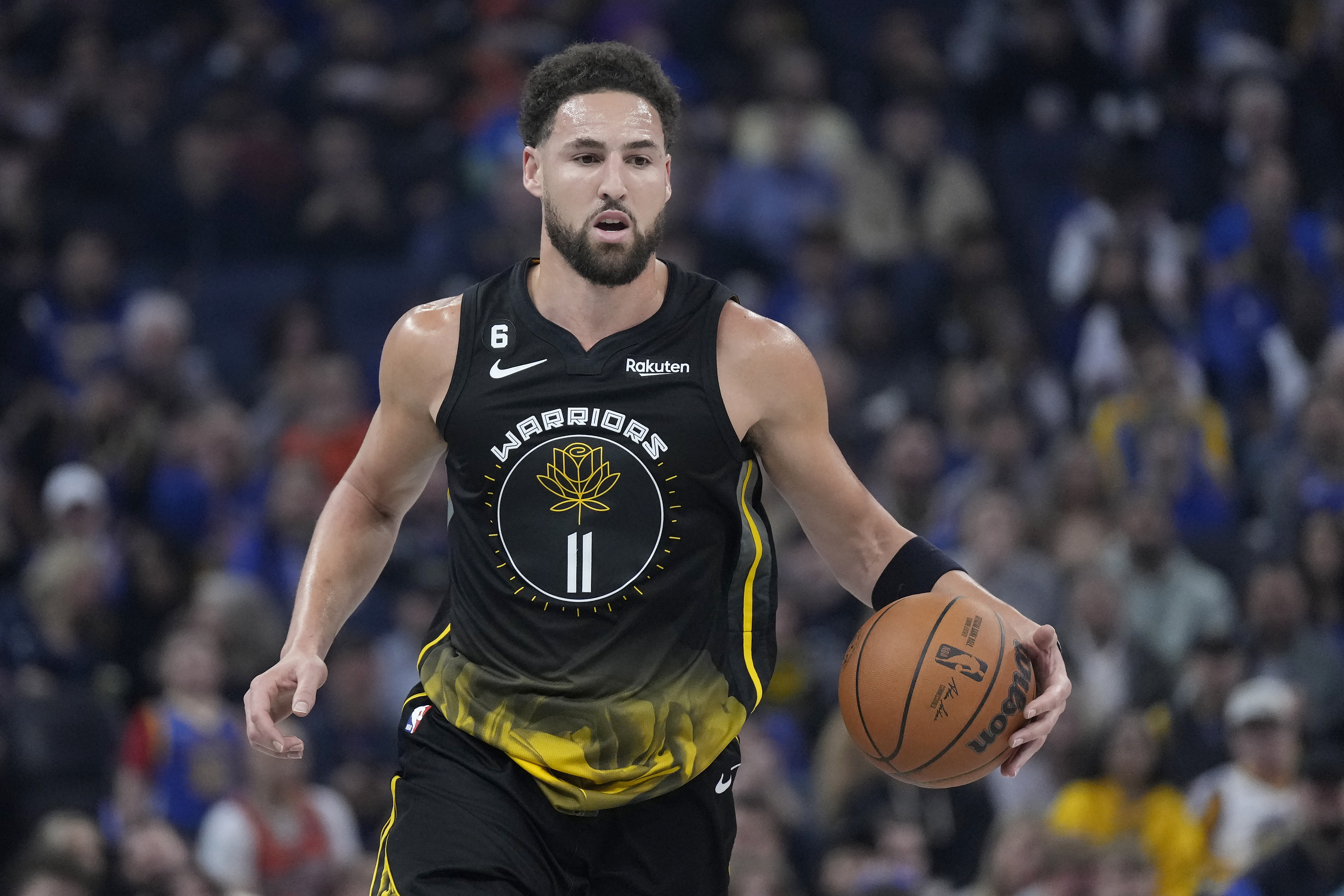 Warriors' Klay Thompson pays tribute to late NFL tight end Gavin Escobar  with jersey before game