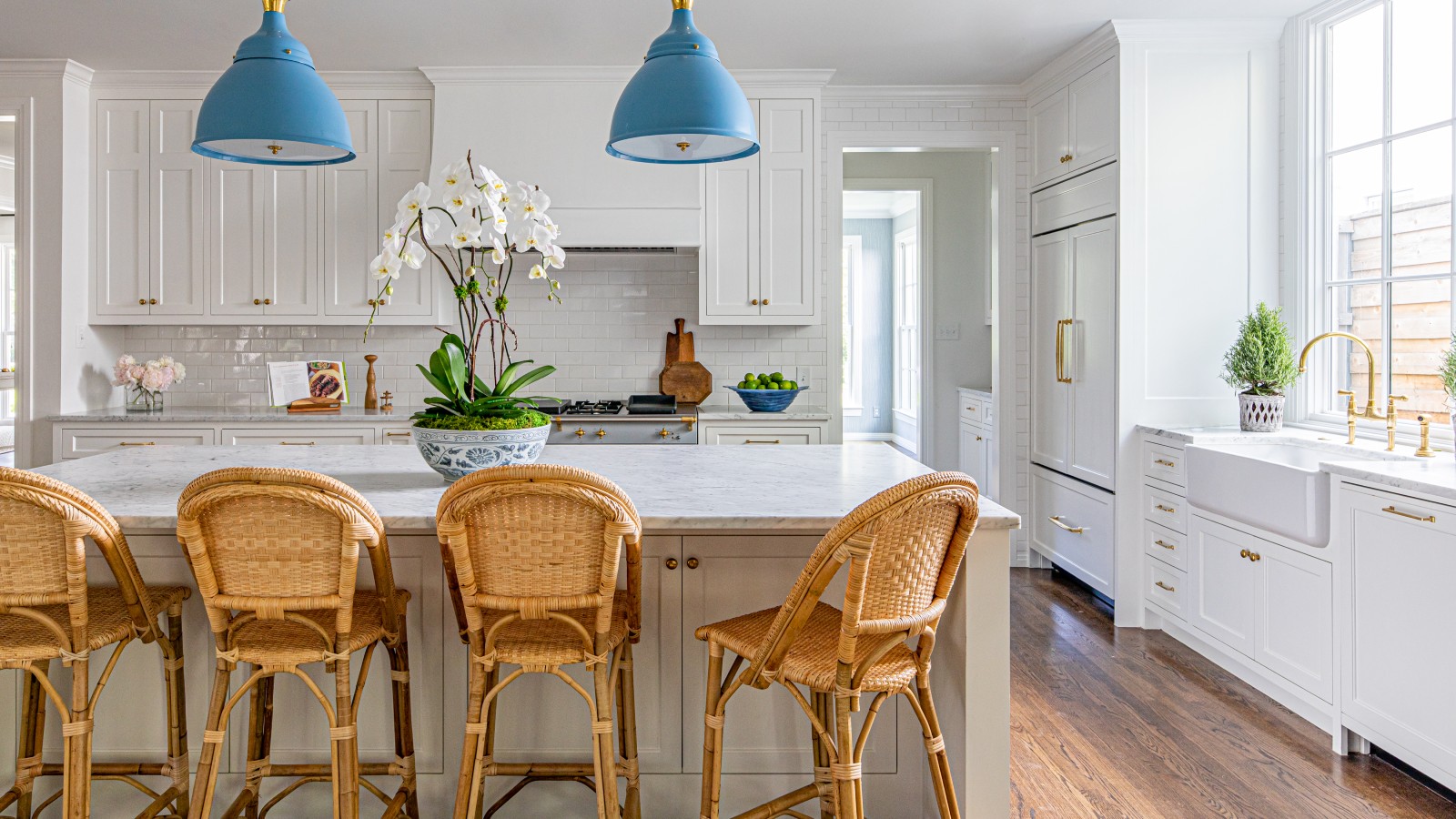 Experts say to follow these 7 rules when mixing metals in your home