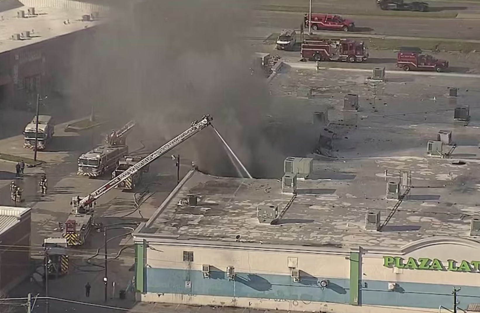 Incendio en el bazar Plaza Latina de Harry Hines; mueren cientos de animales