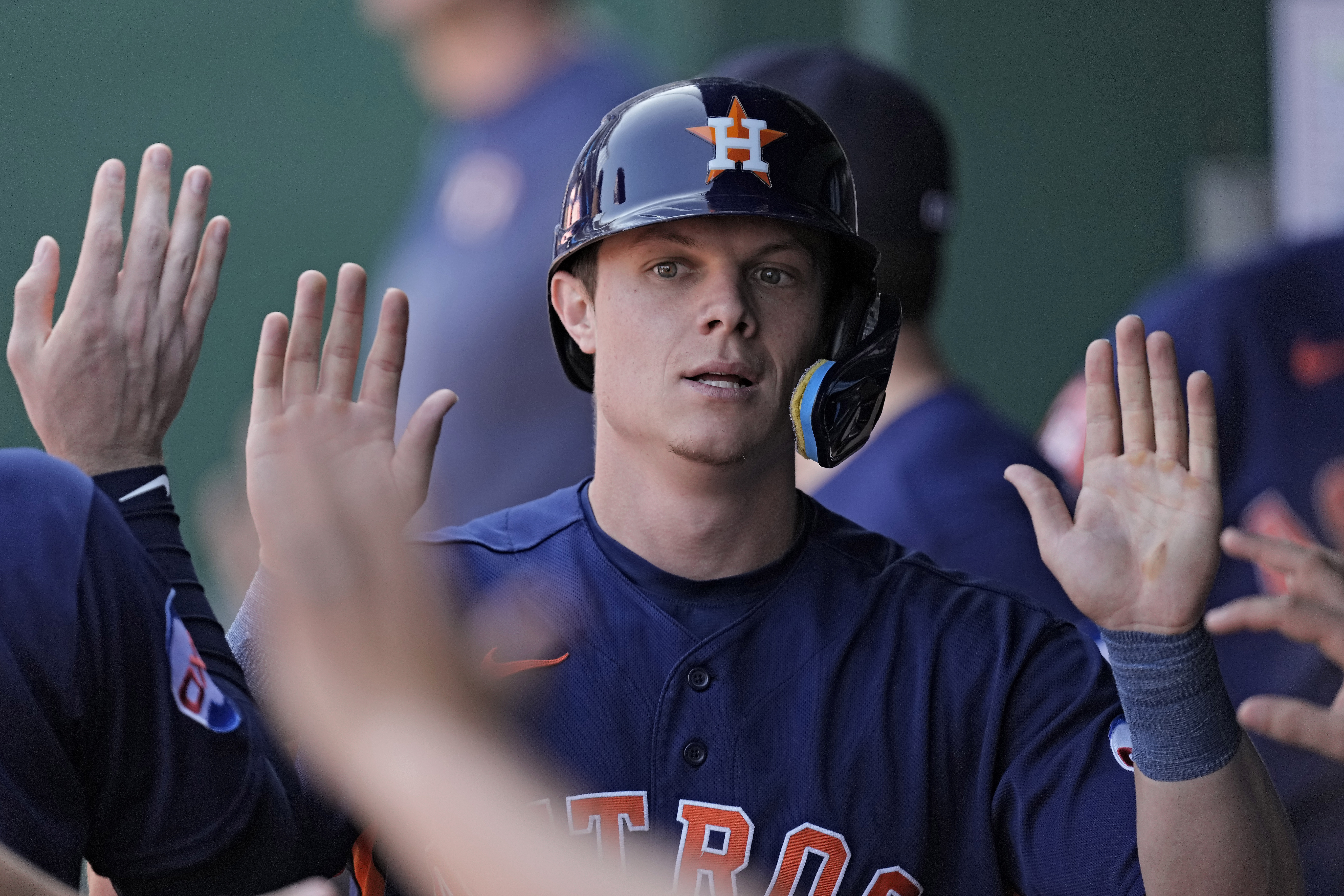 Astros avoid sweep with win over Royals, gain game in AL West over