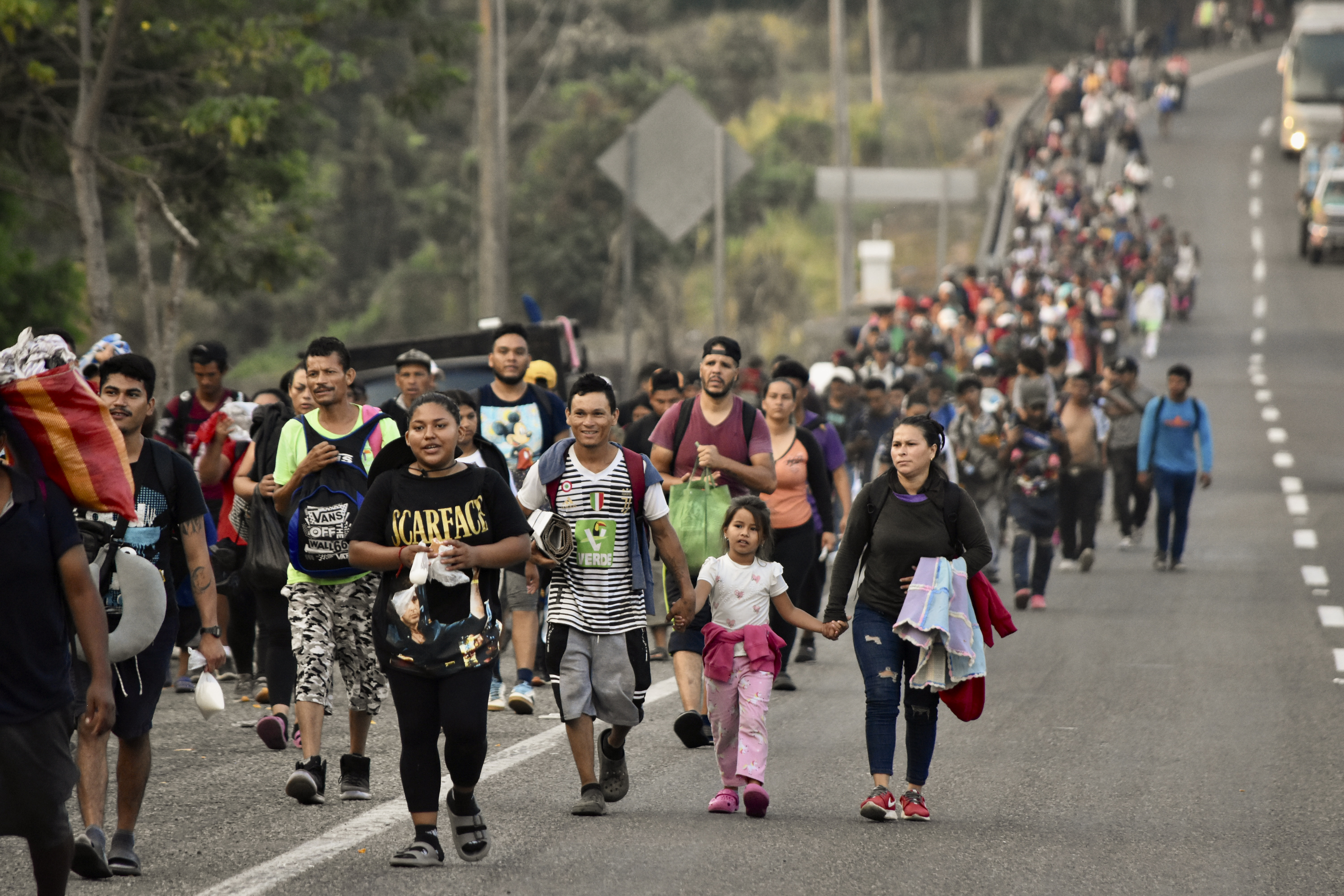 Migrantes en el sur M xico exigen documentos y amenazan con