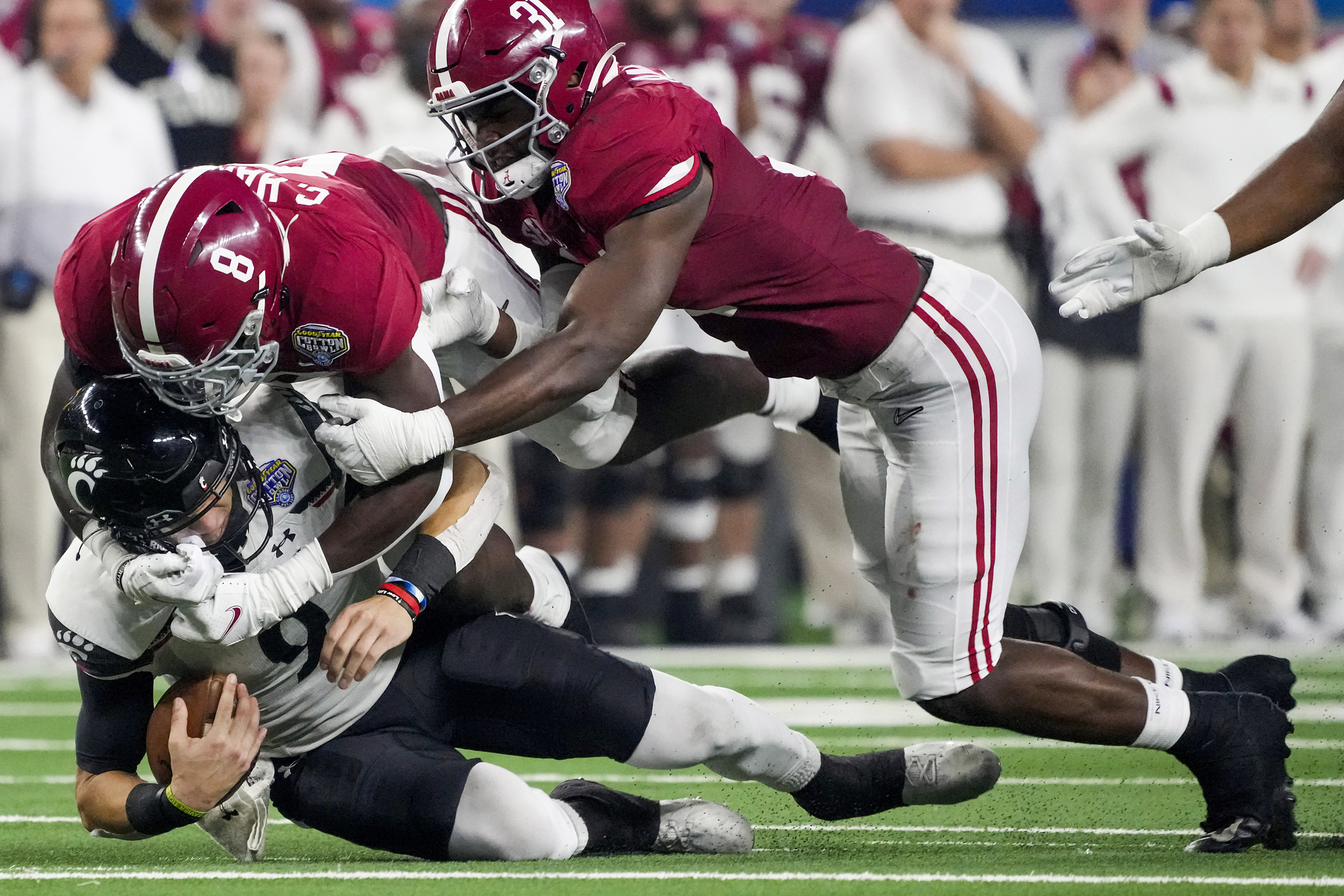 Alabama, Cincinnati reveal uniforms for College Football Playoff