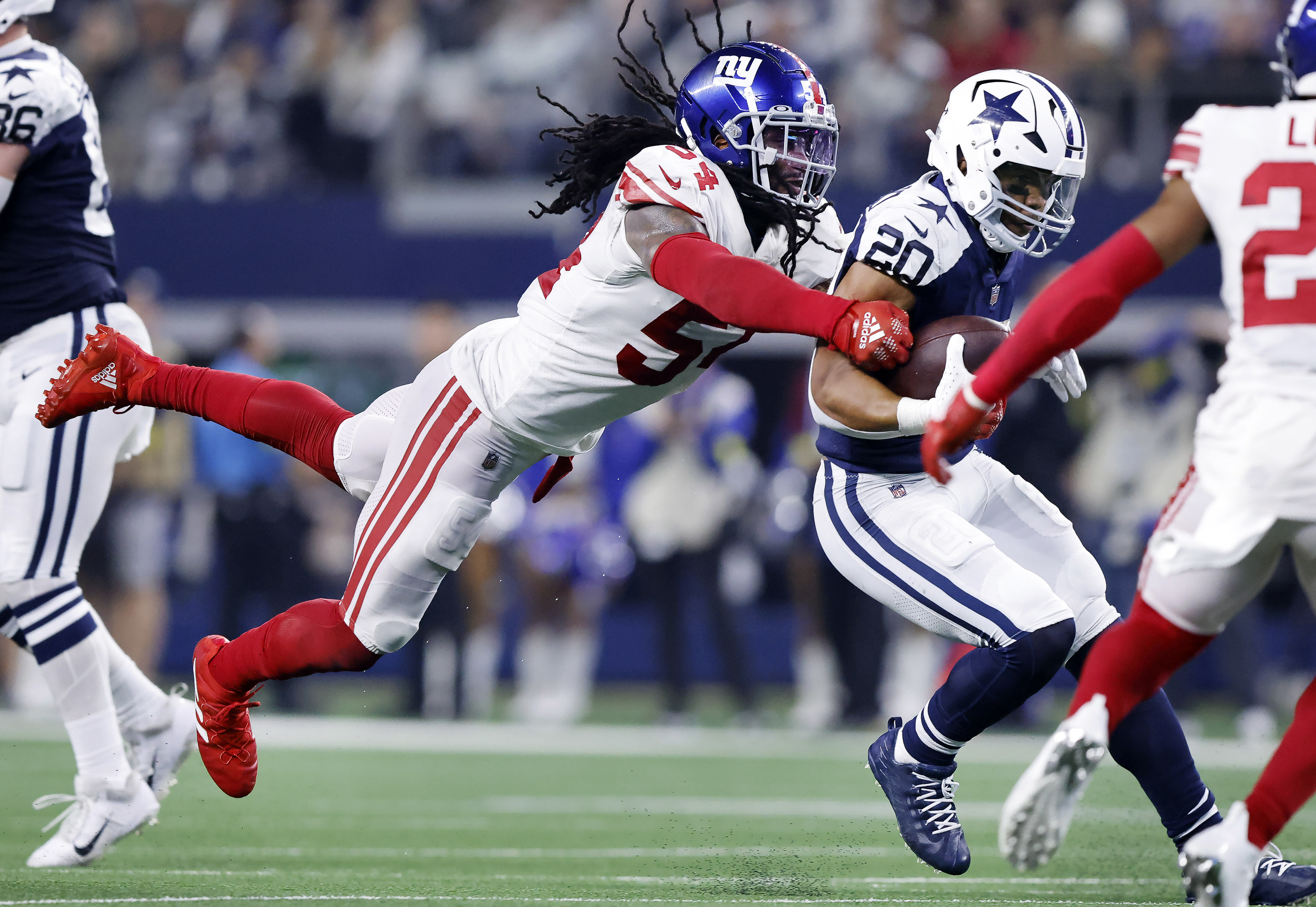 New York Giants linebacker Jaylon Smith (54) looks to defend