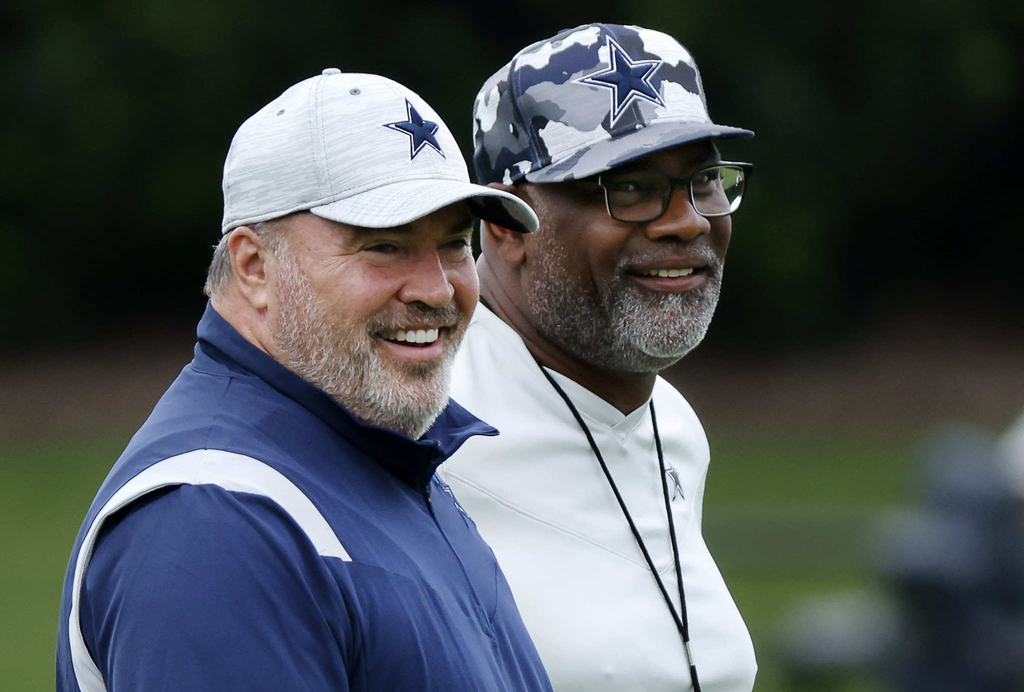 Cowboys coach Mike McCarthy (back) oversees camp virtually