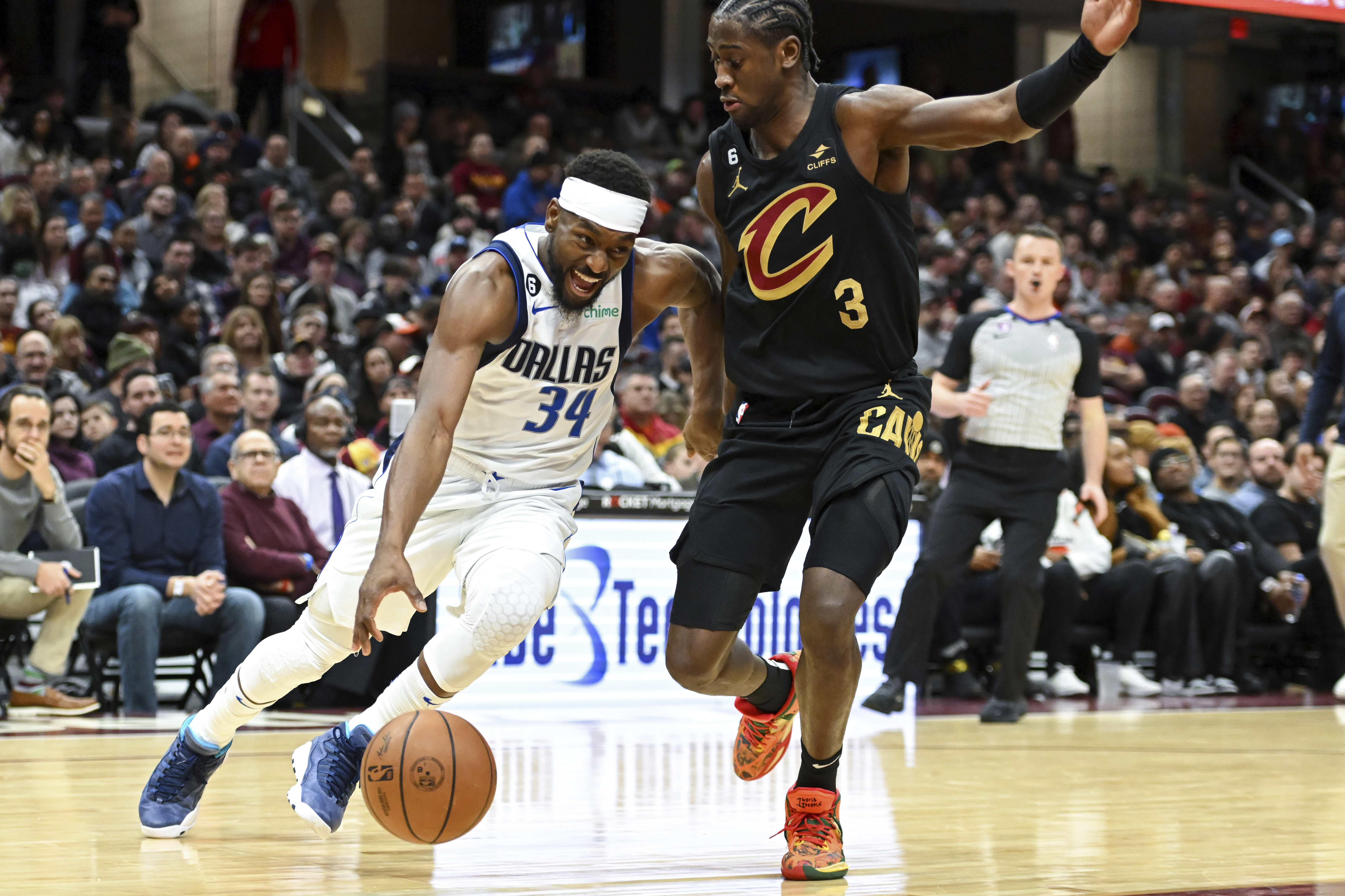 Walker shines in place of as shorthanded Mavs fall in OT to Cavaliers