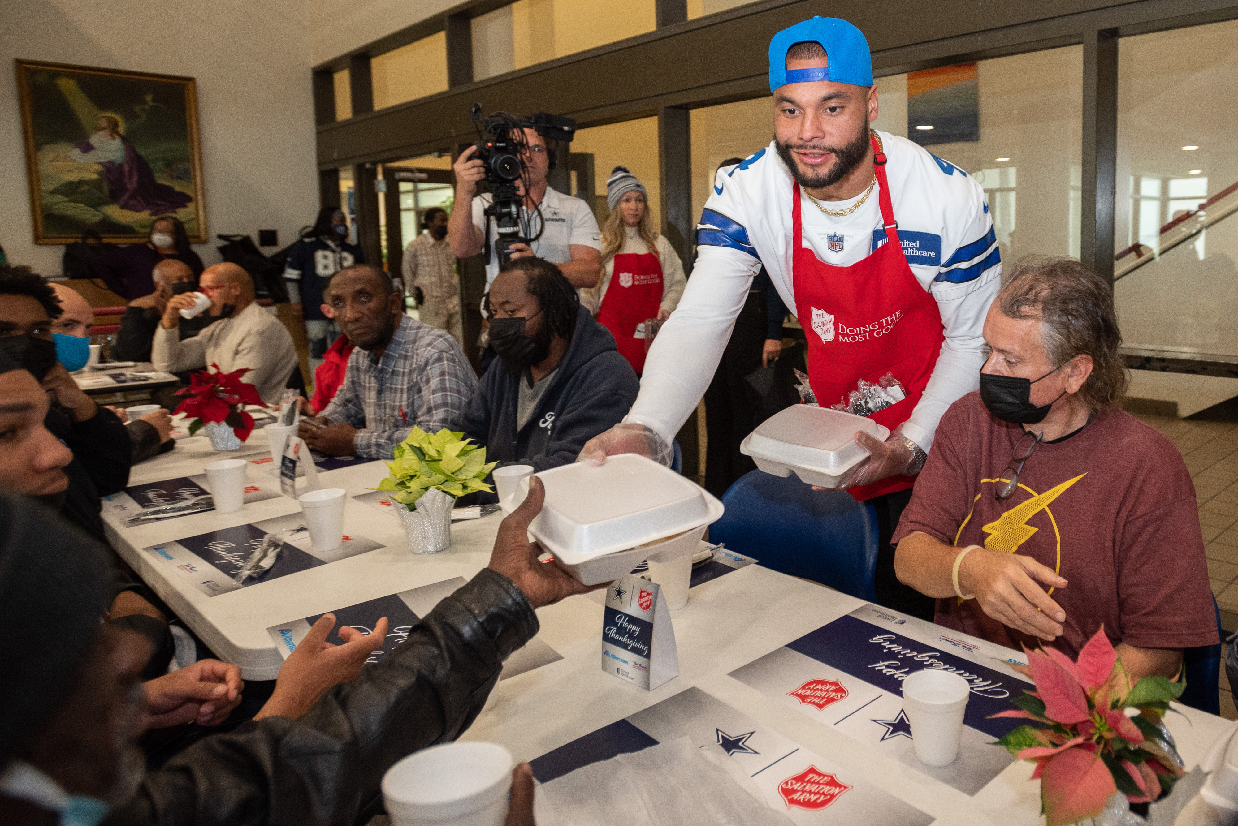 Dallas Cowboys, Salvation Army, police hand out food, fans to help