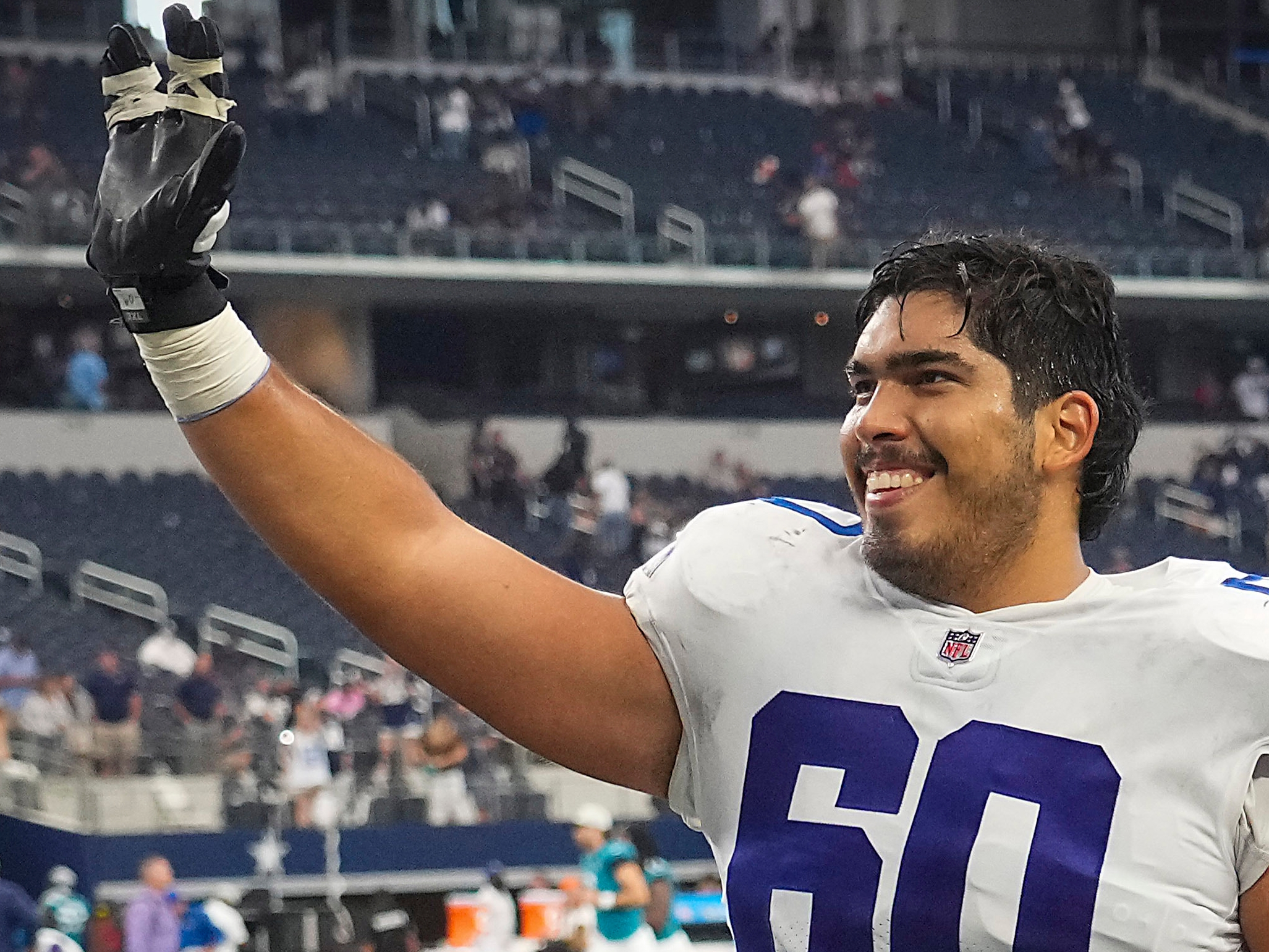 Isaac Alarcón es cortado por los Cowboys pero permanecerá en la