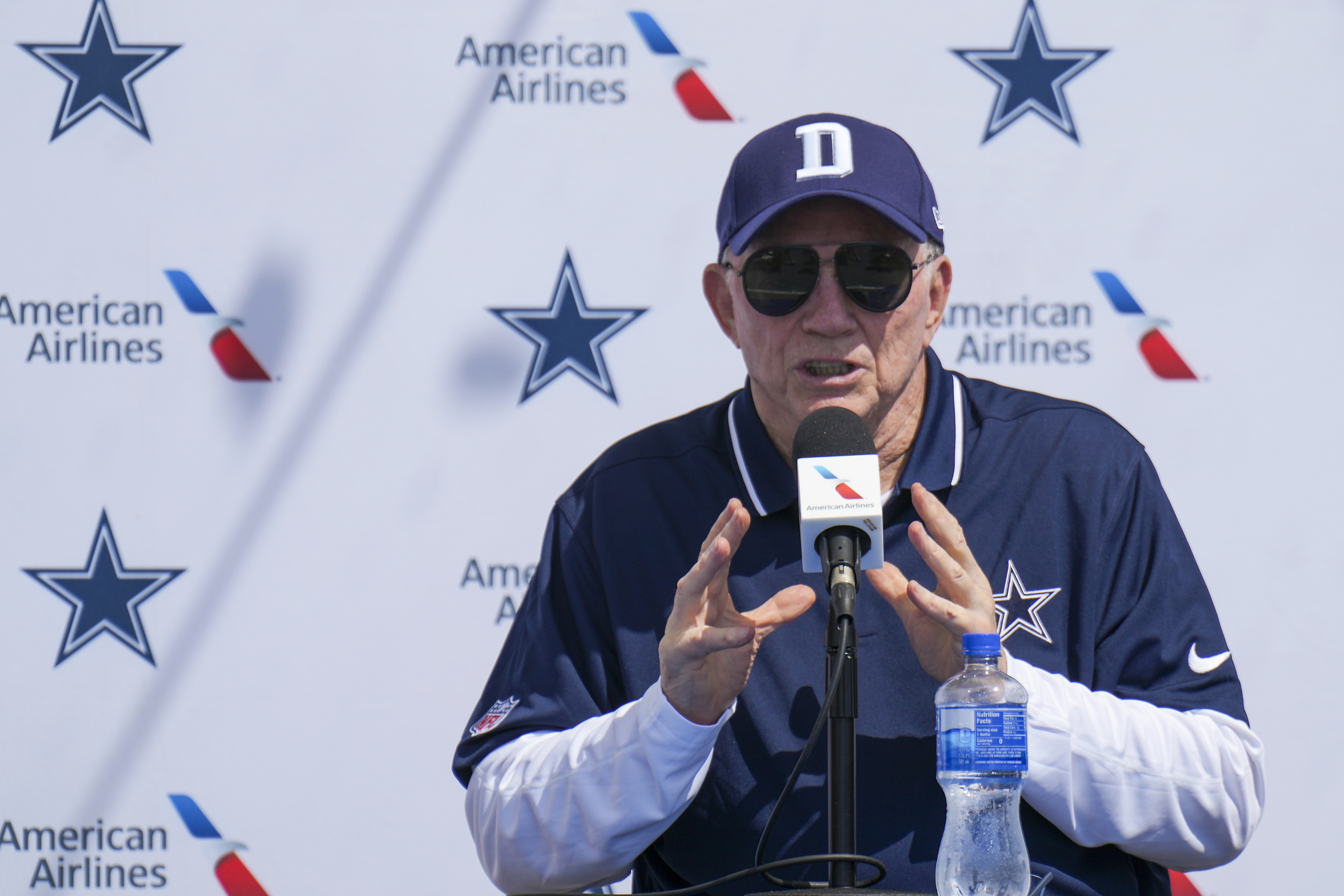 Jerry Jones standing ground on Cowboys OG Zack Martin's contract holdout