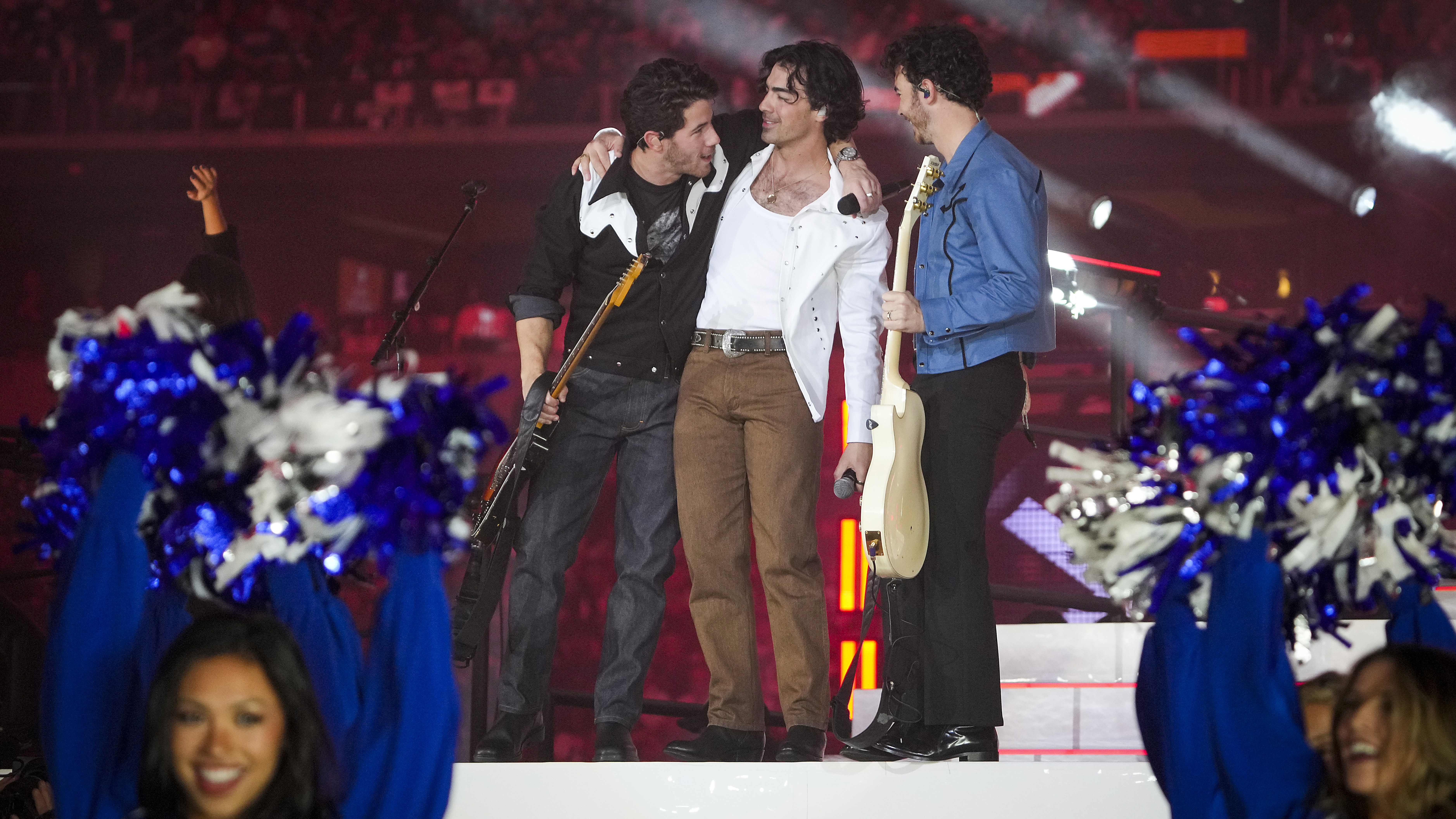 Jonas Brothers rock Thanksgiving halftime performance — a year later than  Cowboys hoped