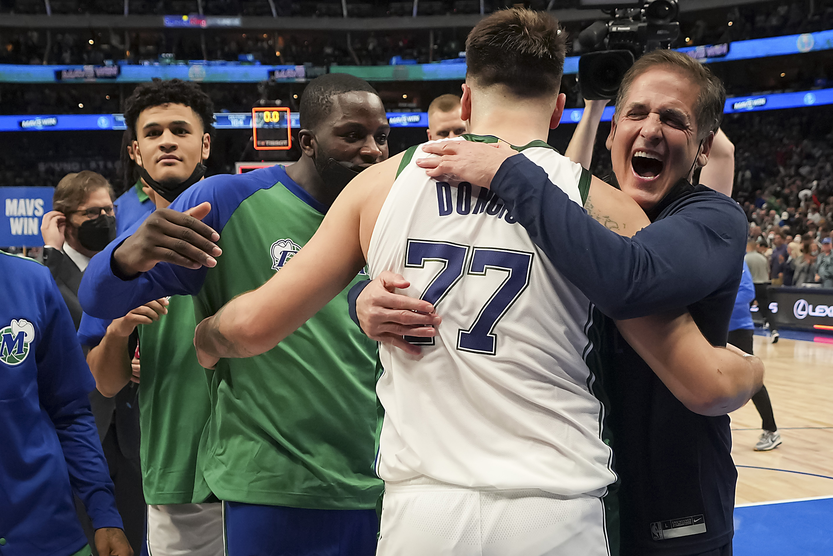 Mark Cuban Says Dirk Nowitzki's Mavericks Jersey Retirement Could