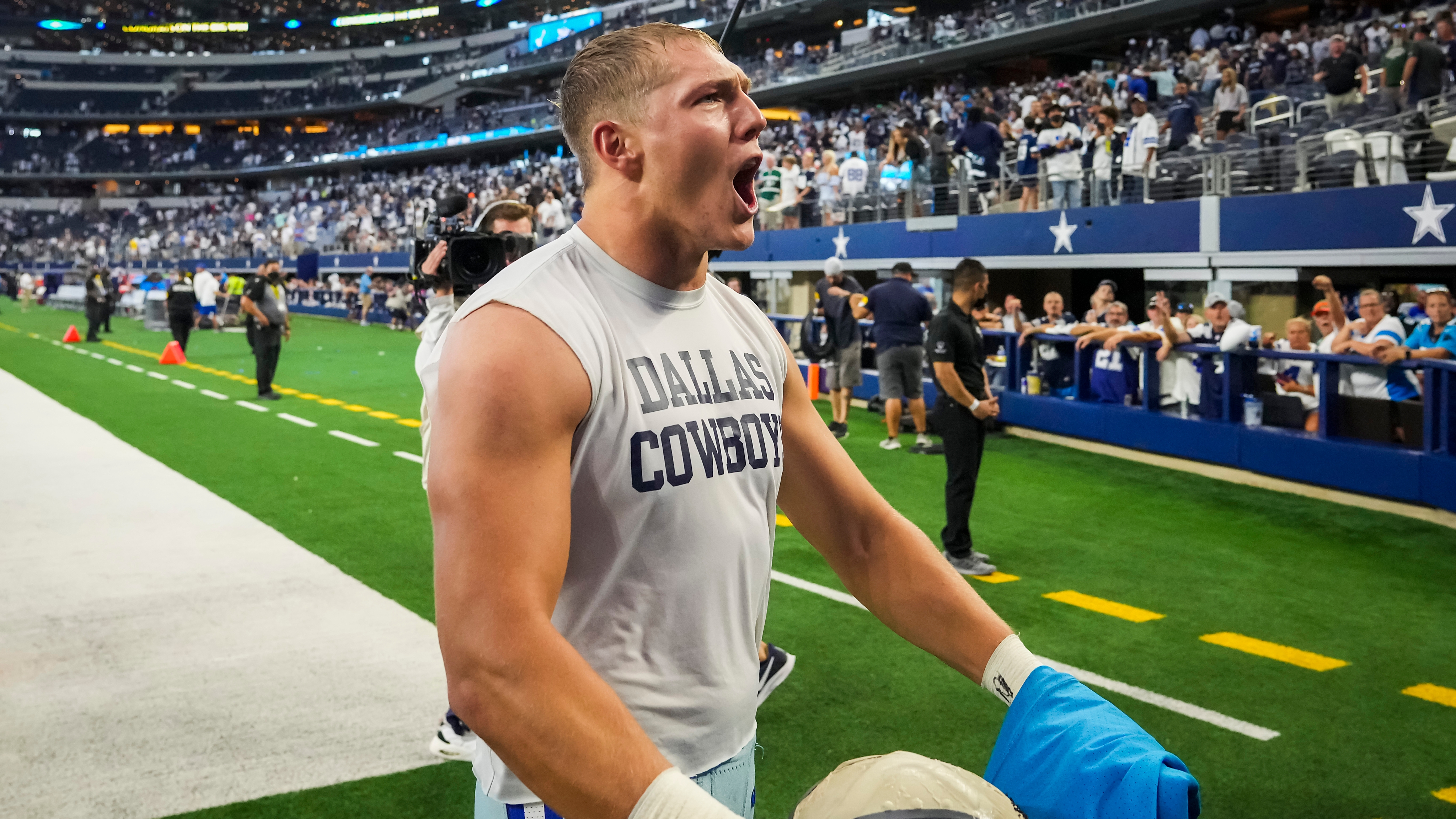 Leighton Vander Esch is again the linchpin of the Cowboys defense