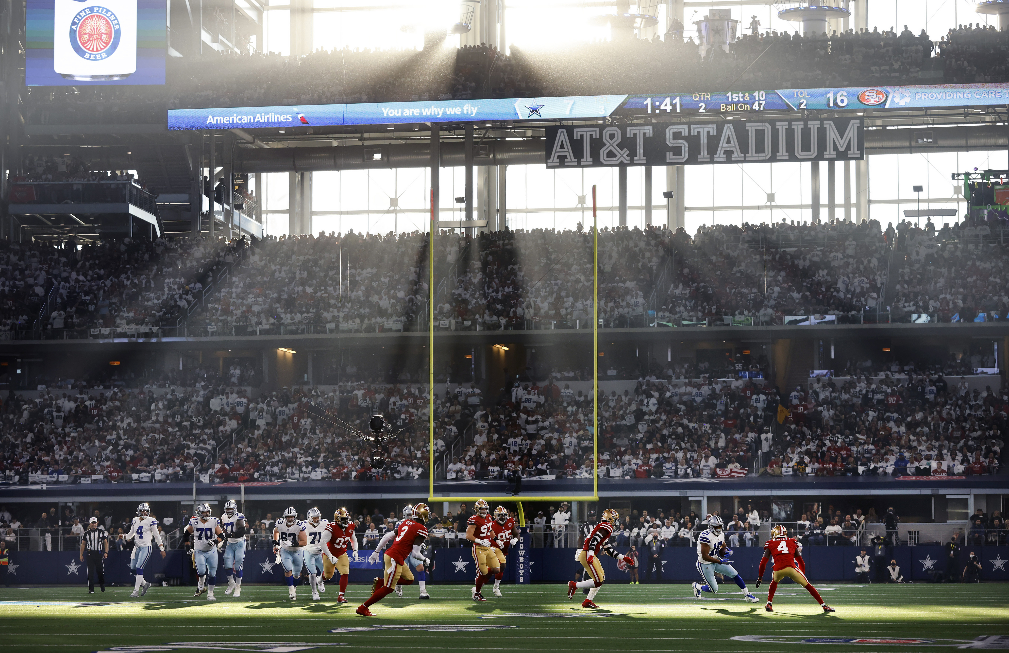 Watch: Blinding sunlight at AT&T Stadium causes issues during