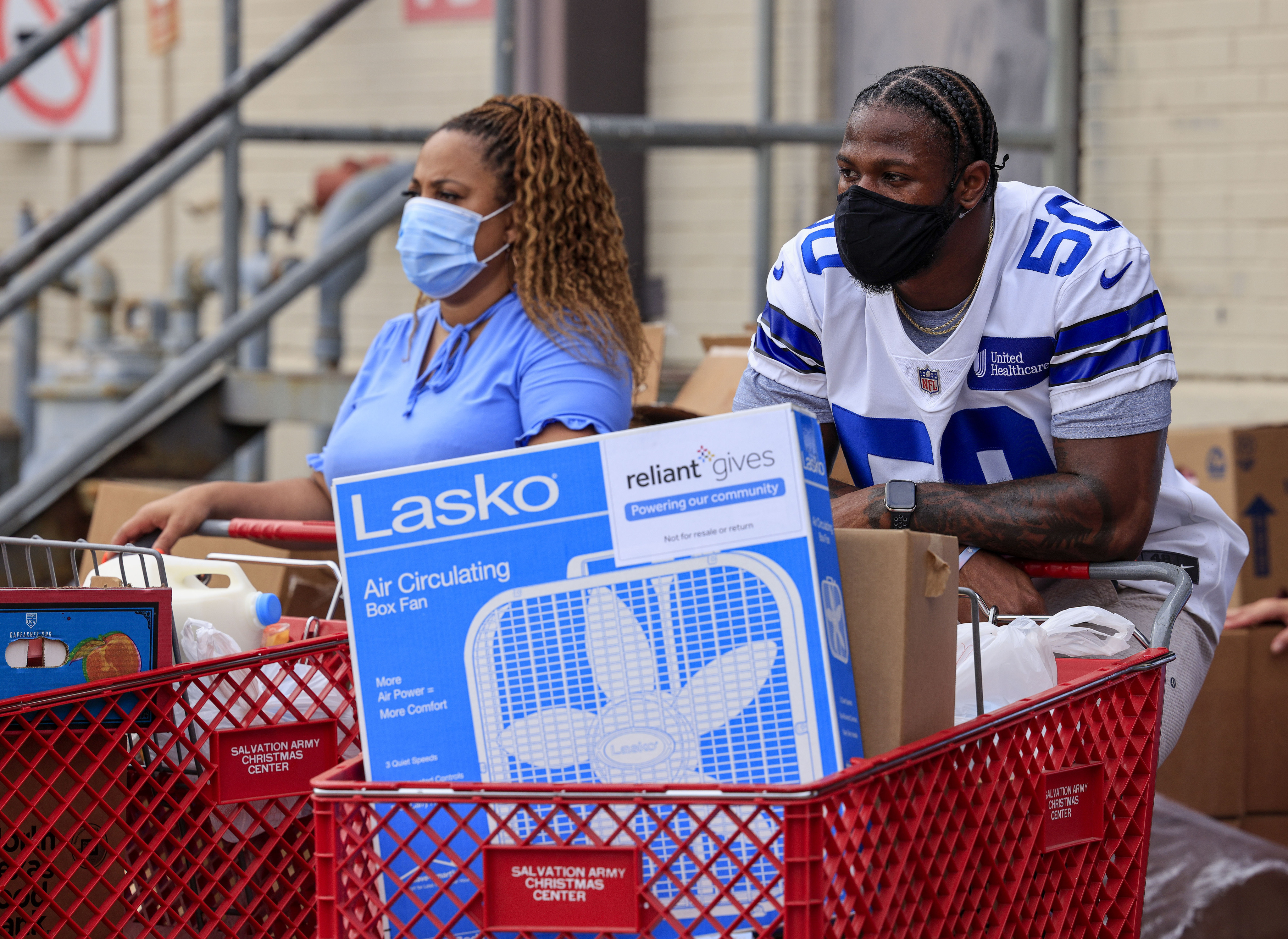 Dallas Cowboys, Salvation Army, police hand out food, fans to help