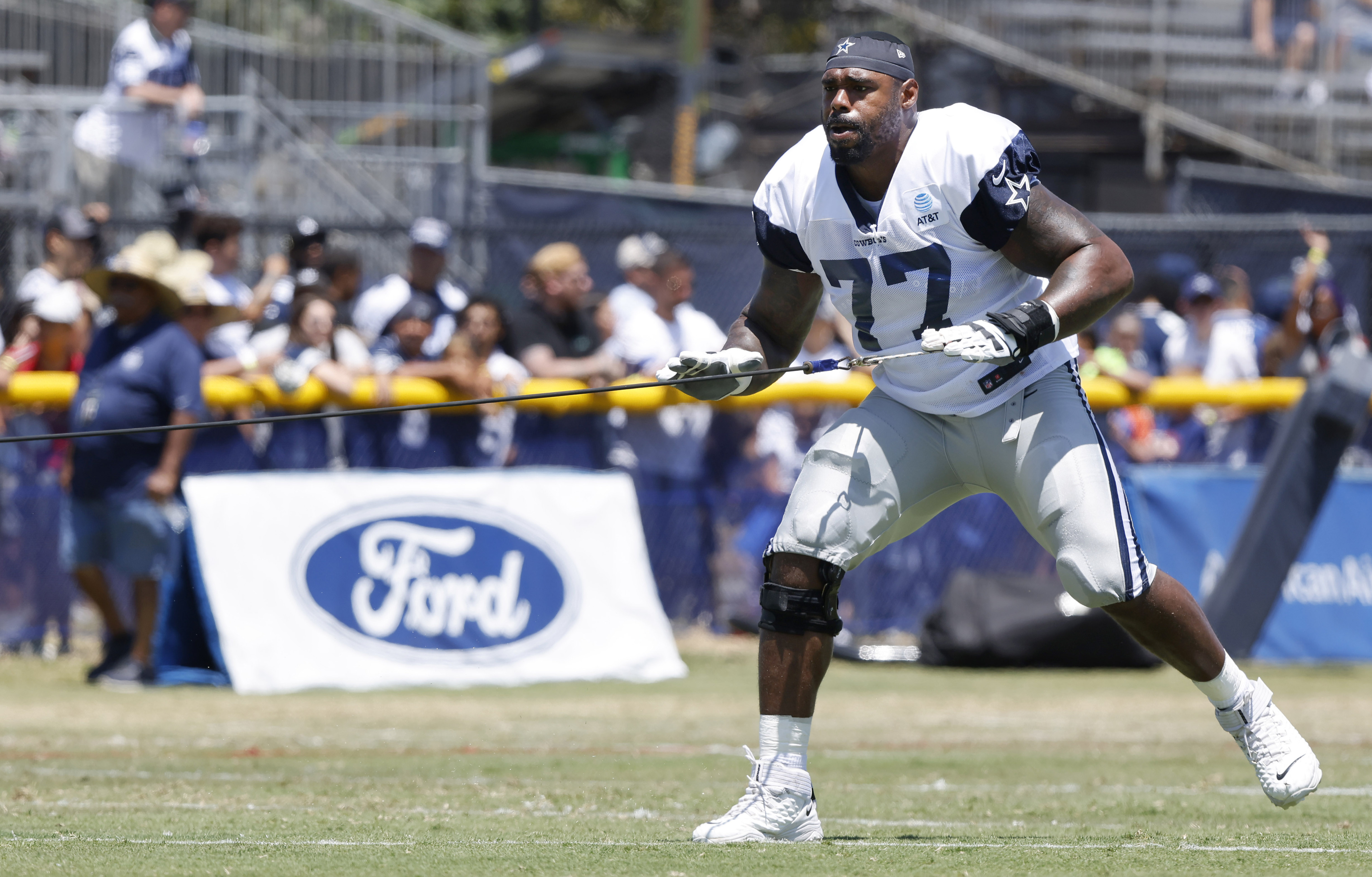 Dallas Cowboys tackle Tyron Smith (77) participates in drills