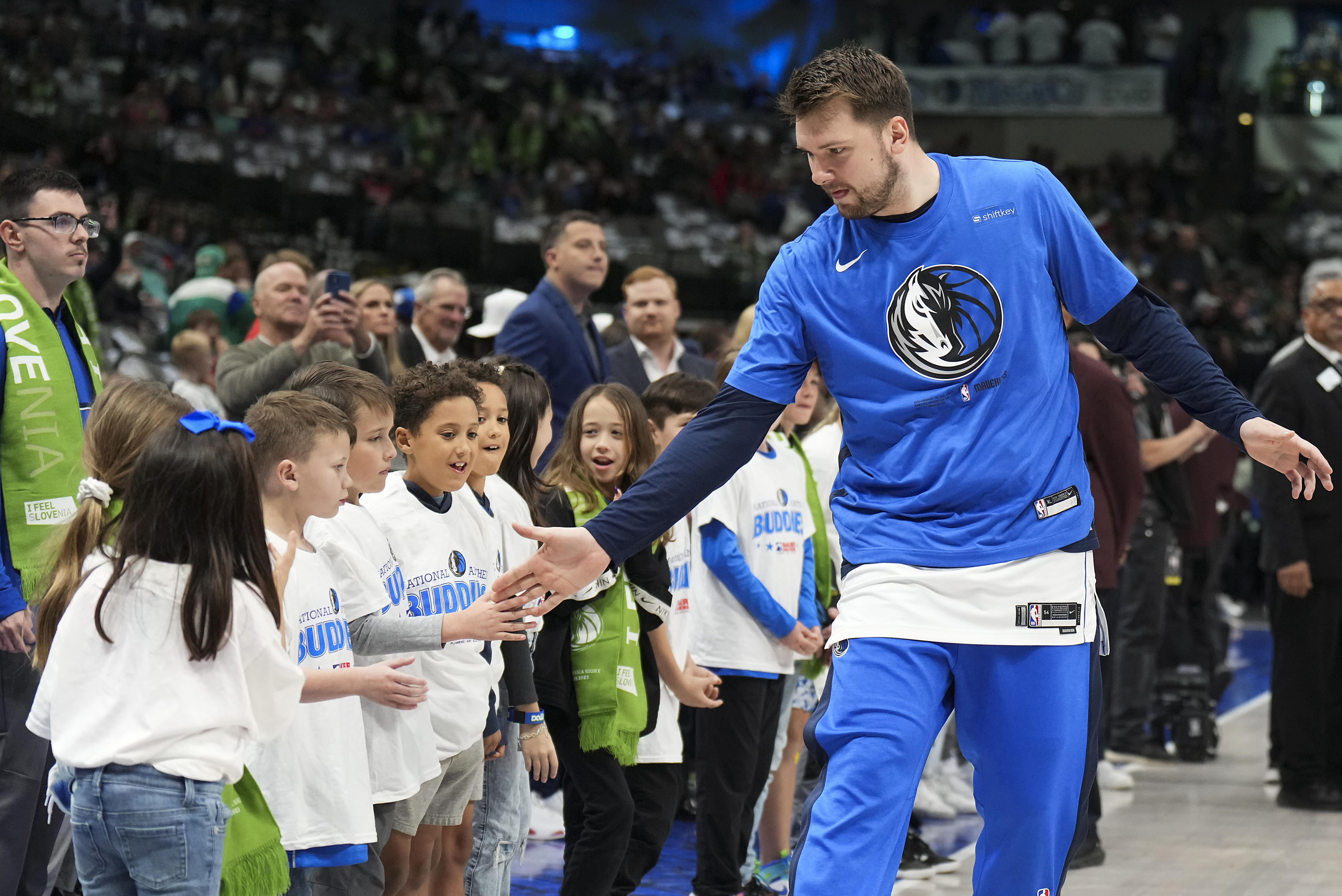 Luka Doncic's scoring flurry sets Mavs on course toward playoffs