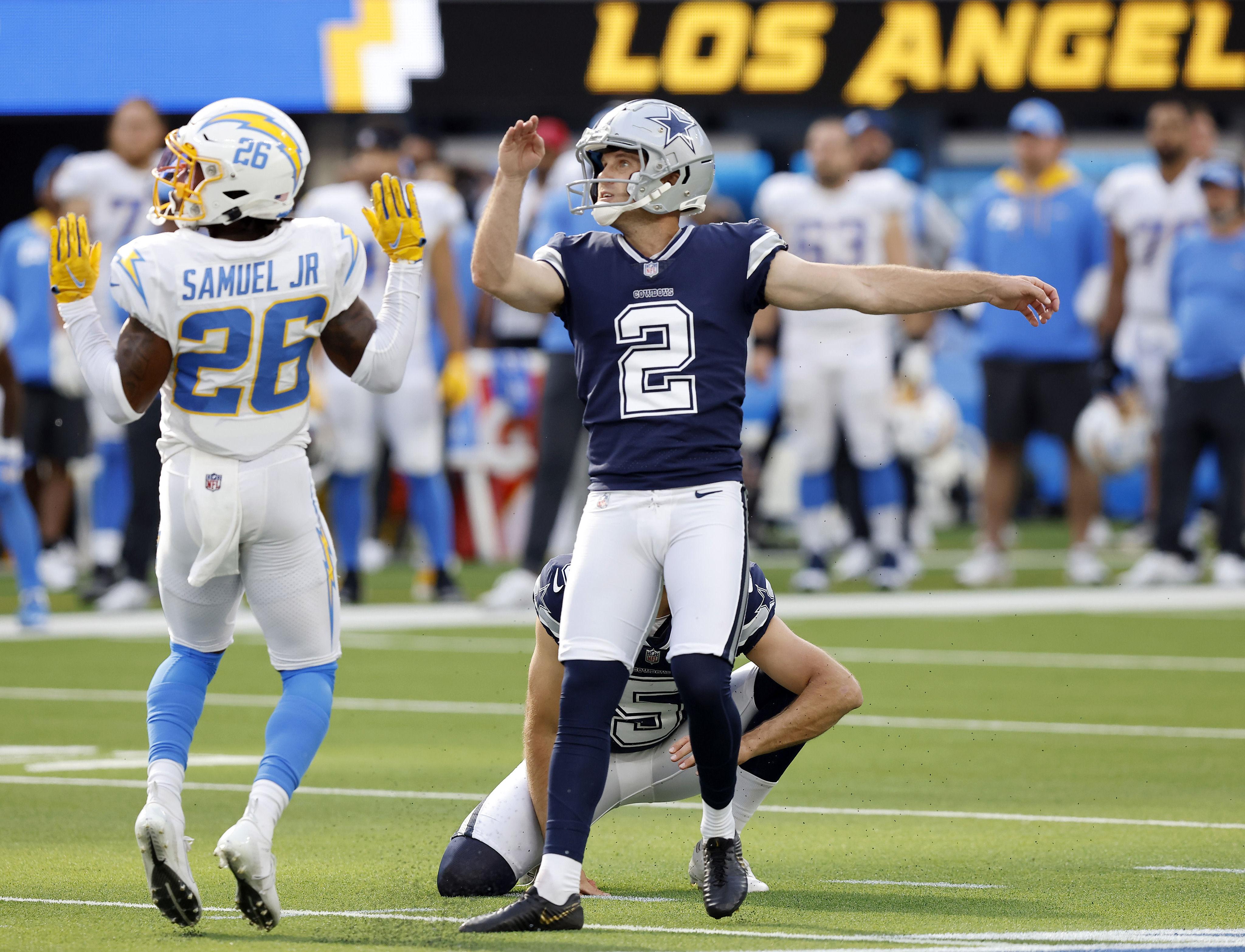 Zuerlein makes 56-yarder on last play, Cowboys beat Chargers