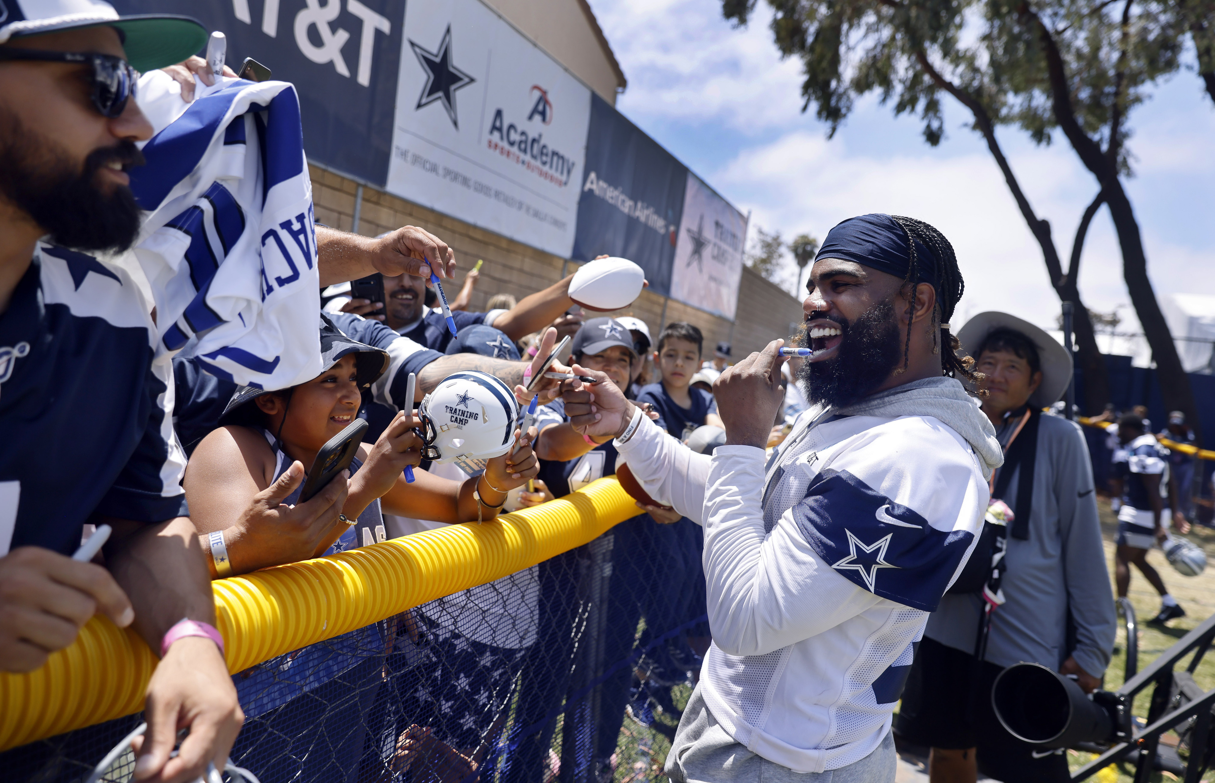 Cowboys' Ezekiel Elliott played most of 2021 season with torn PCL, will not  require offseason surgery 